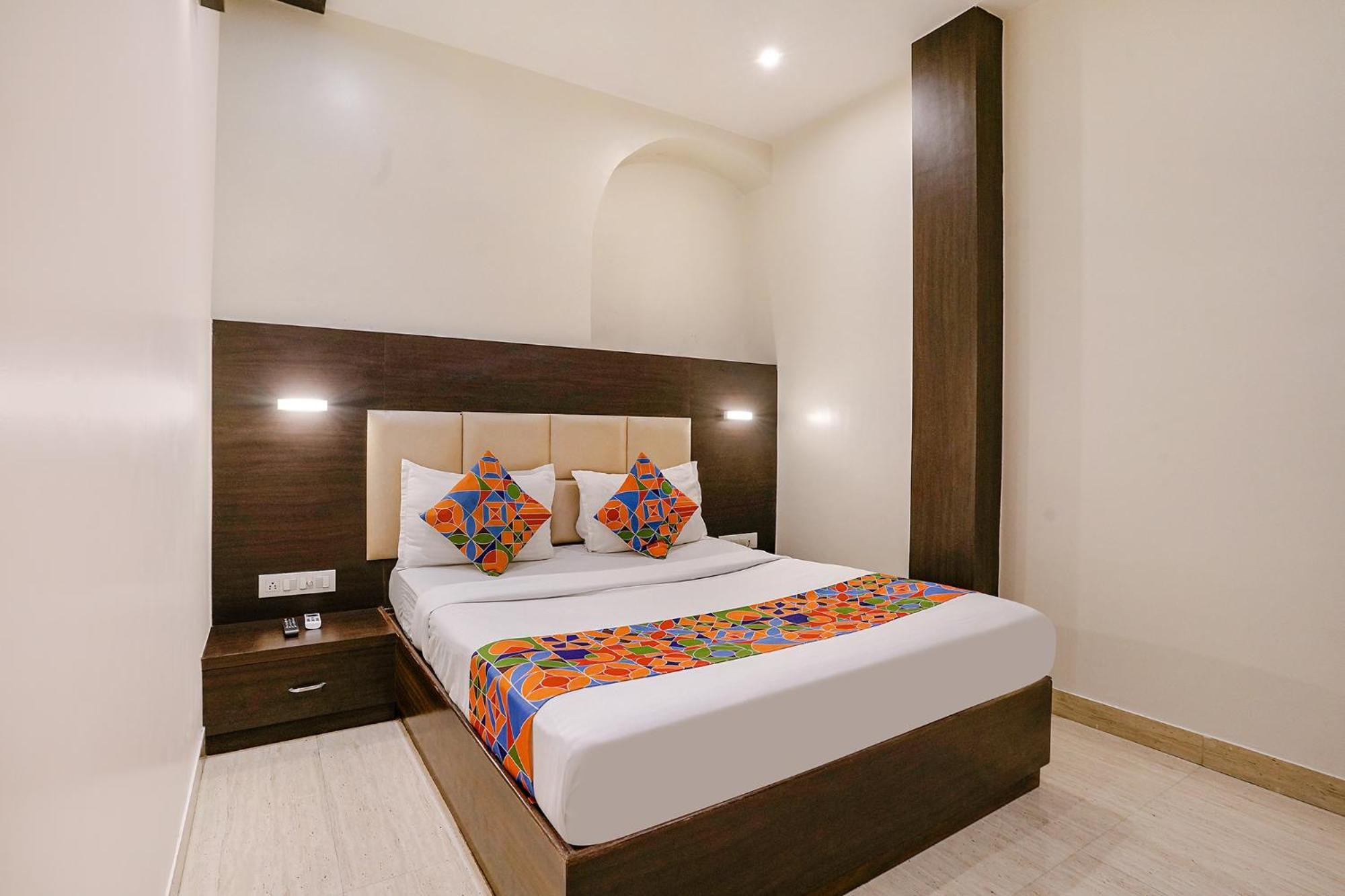 Fabexpress Abad - 700m From Gateway Of India
