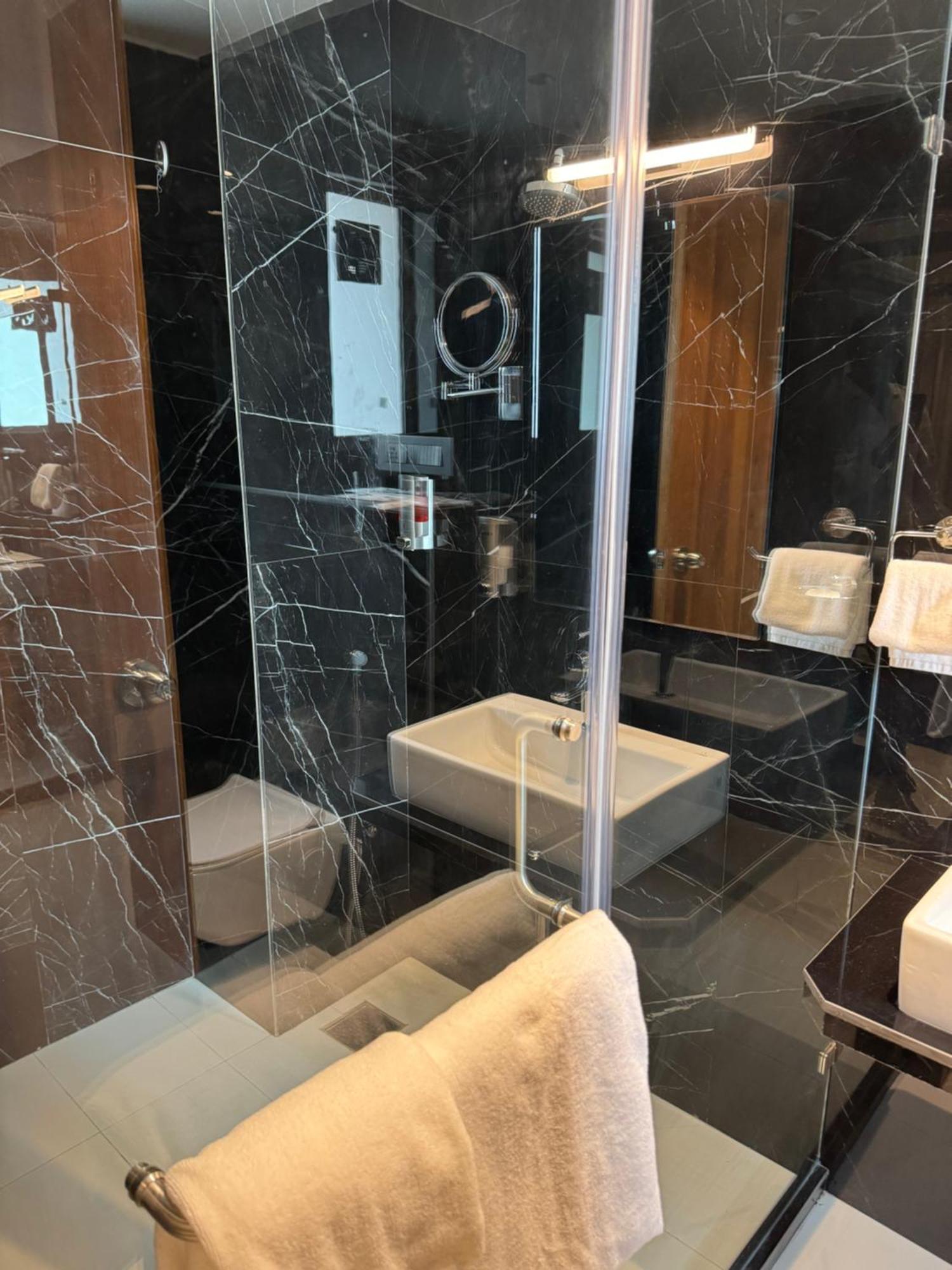 Hotel House, Valnai Malad