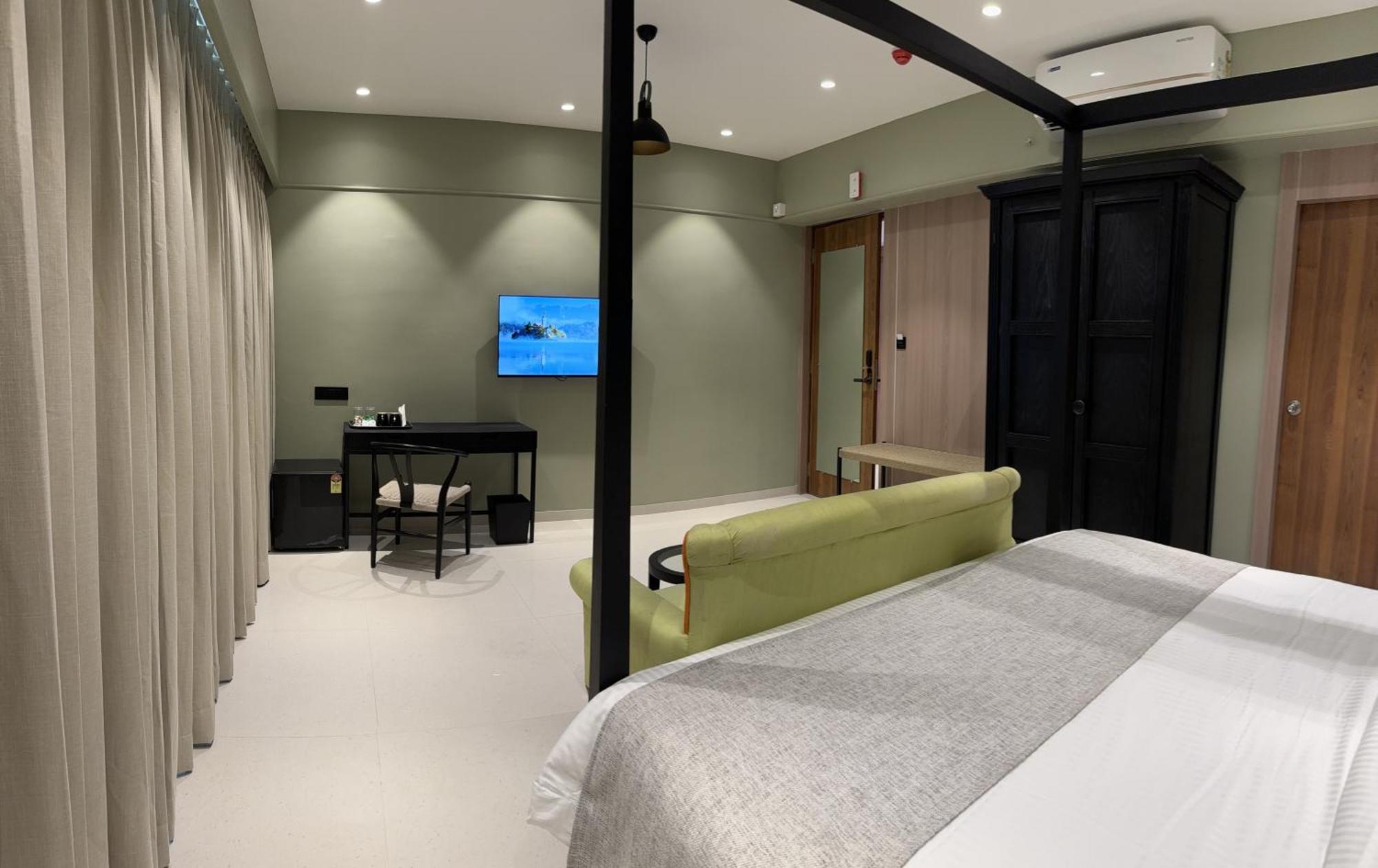 House, Valnai Malad 4* Mumbai