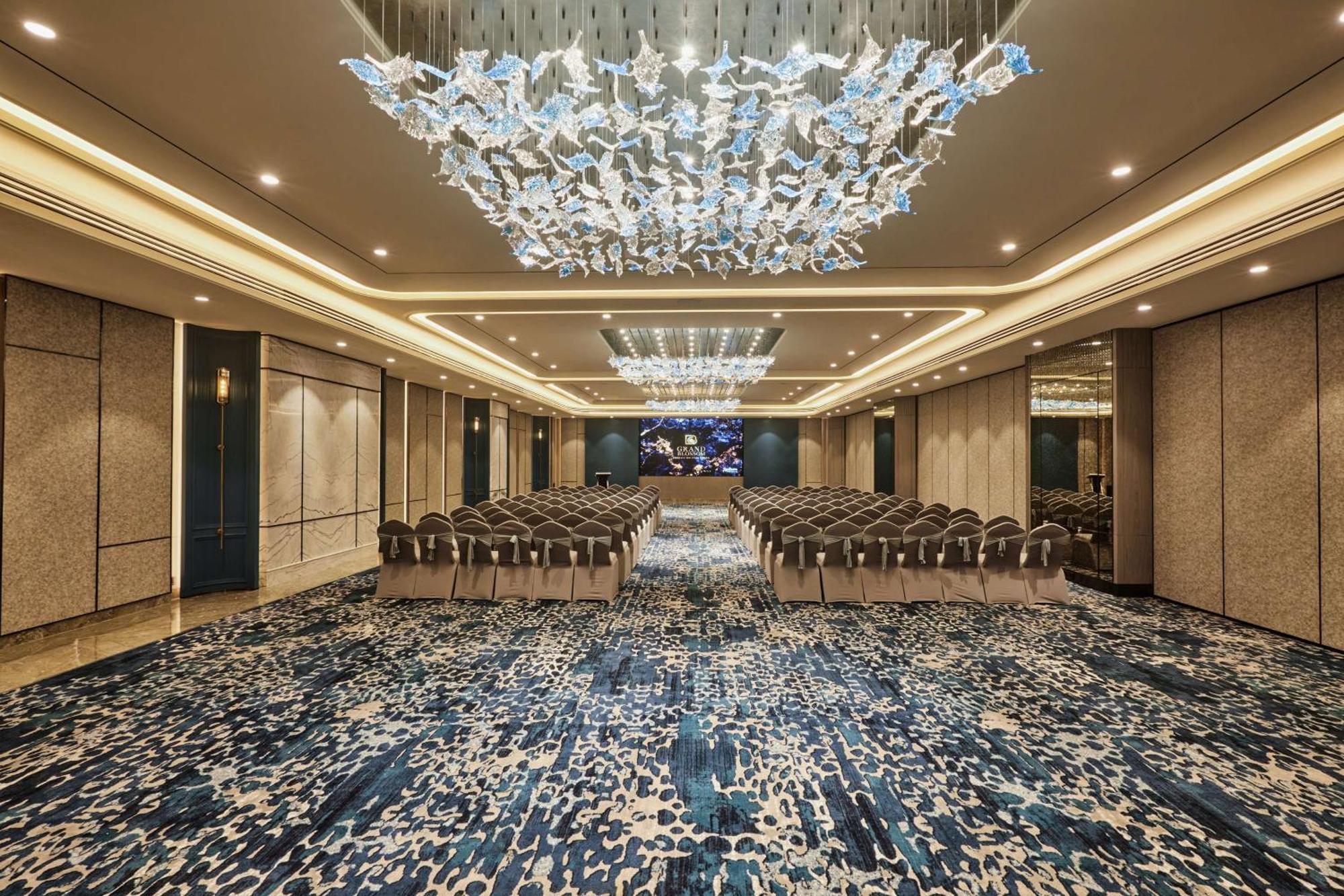 Radisson Goregaon 4*