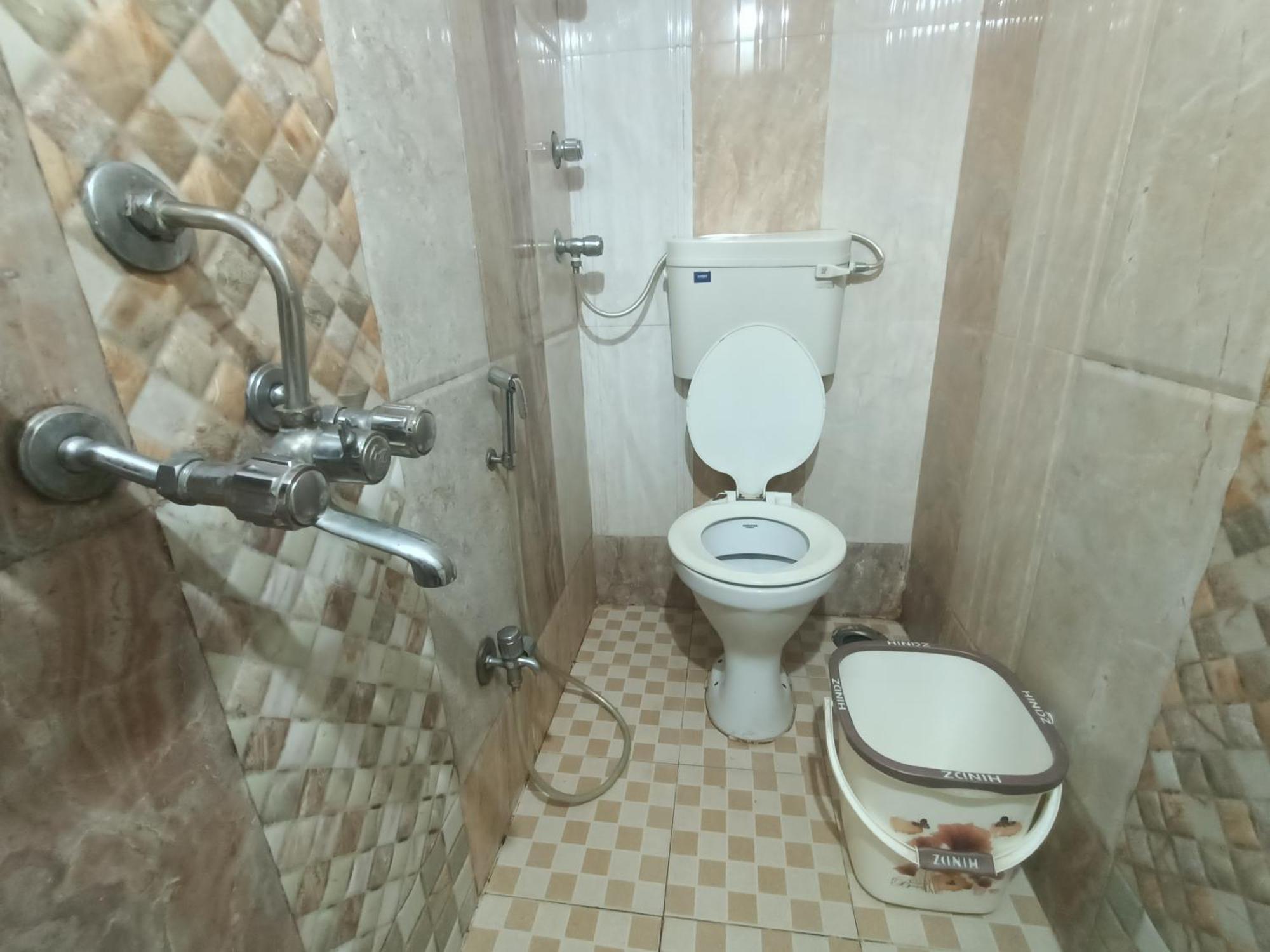 Guest house Ovo Residency Near Masjid Bunder Railway Station *