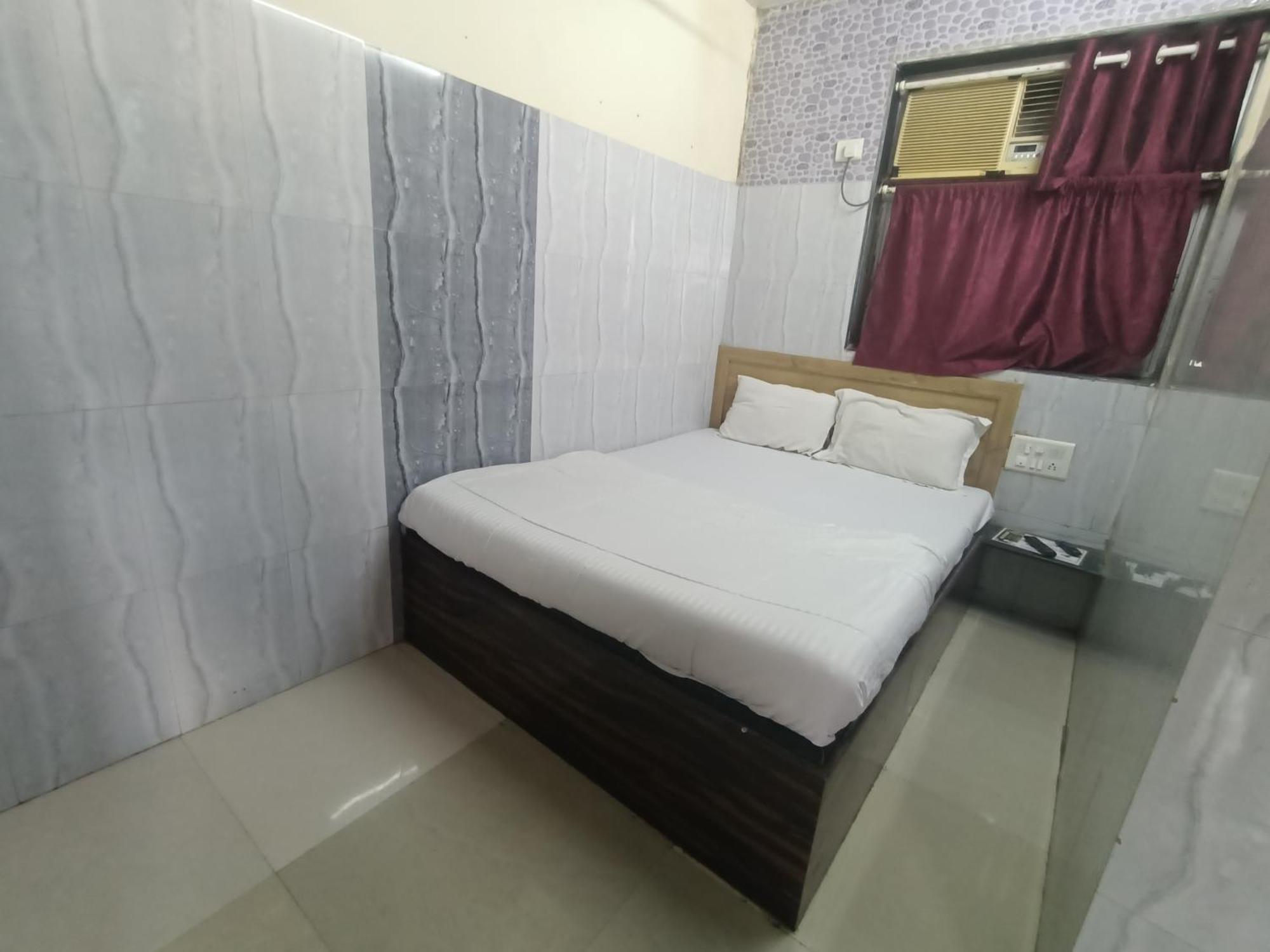 Guest house Ovo Residency Near Masjid Bunder Railway Station *