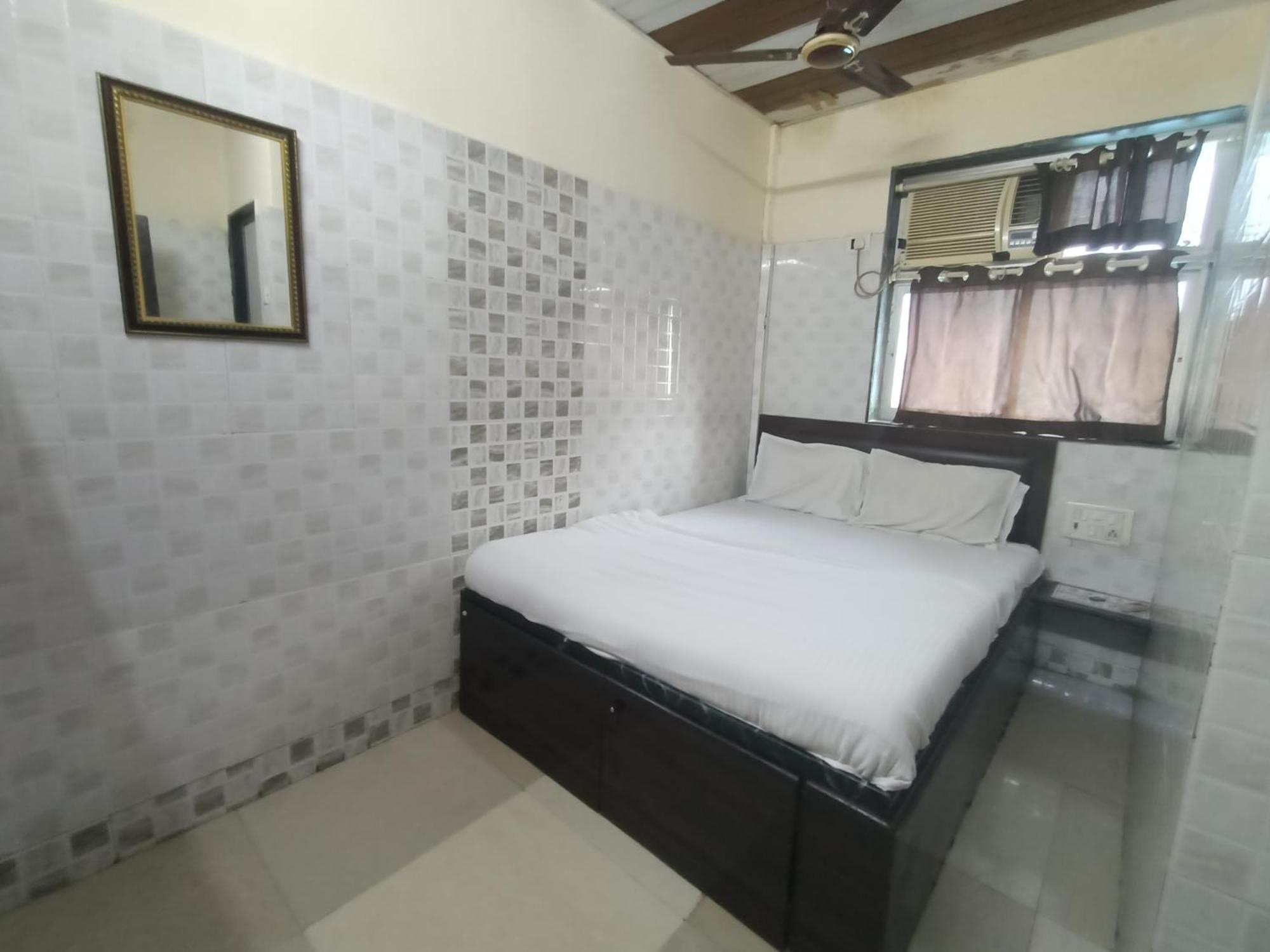 Ovo Residency Near Masjid Bunder Railway Station Guest house *