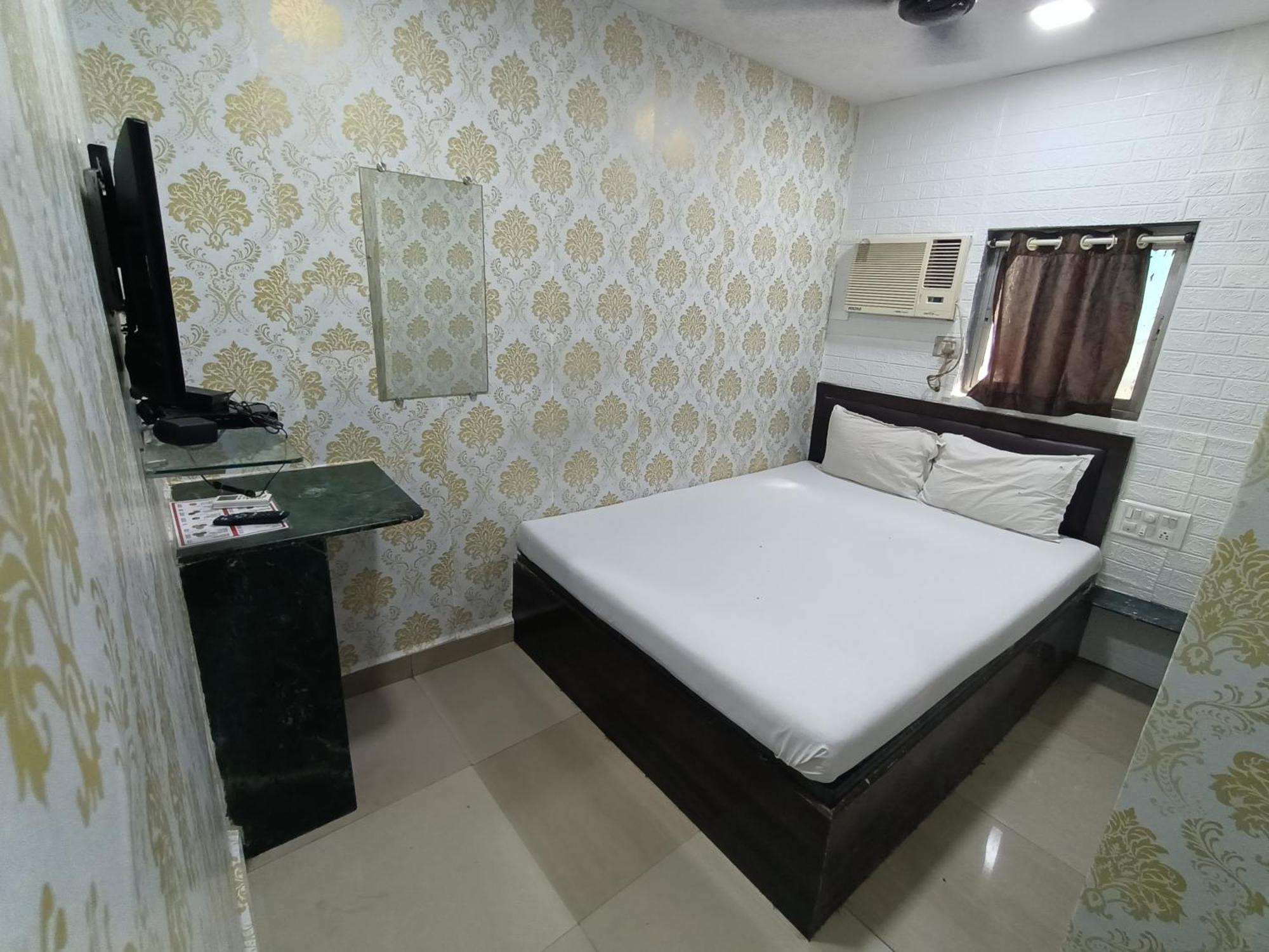 Ovo Residency Near Masjid Bunder Railway Station Guest house *