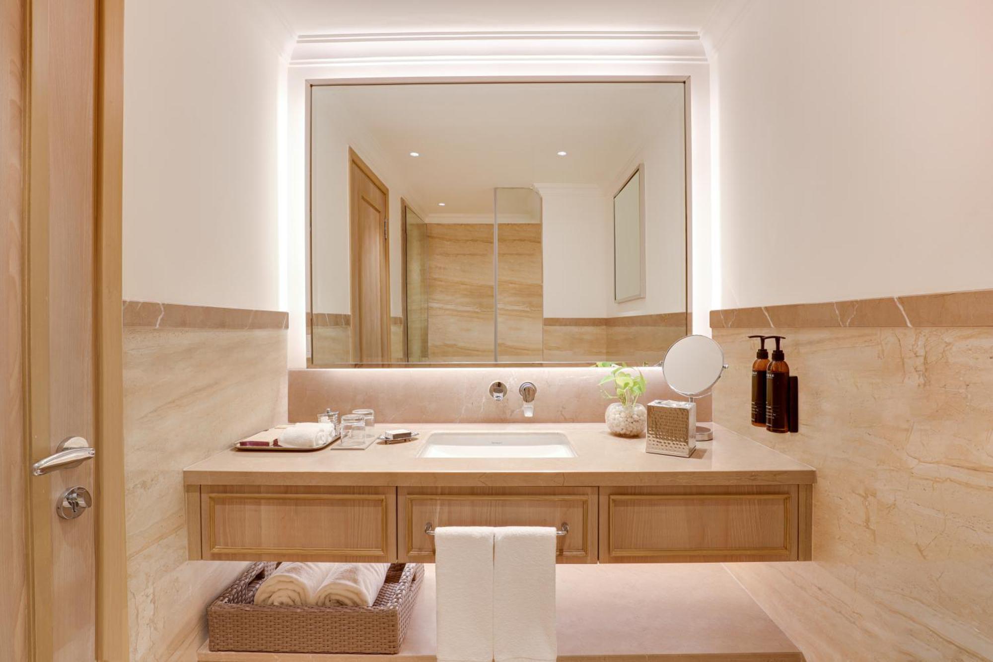 Aurika, International Airport - Luxury By Lemon Tree Hotel 5*