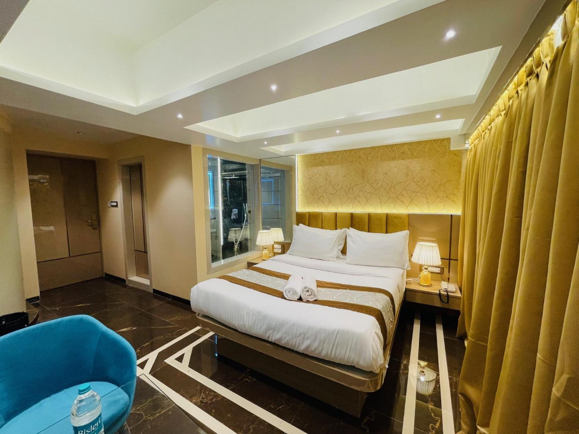 Home2 Renaissance Club 4*