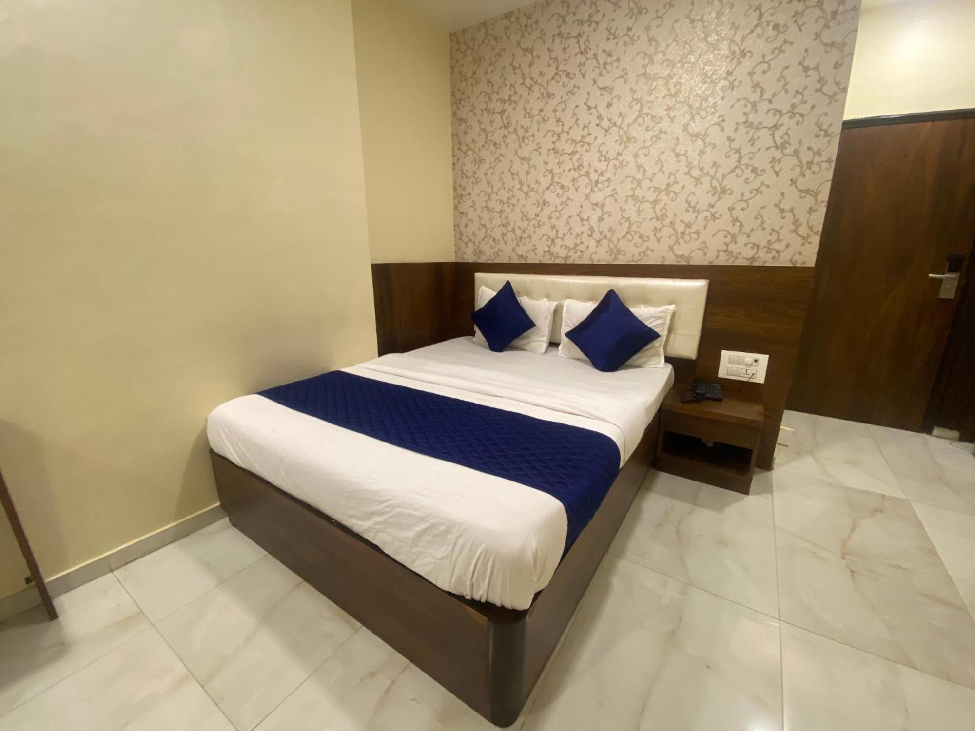 Hotel Ashyana - Near To Grant Road Station