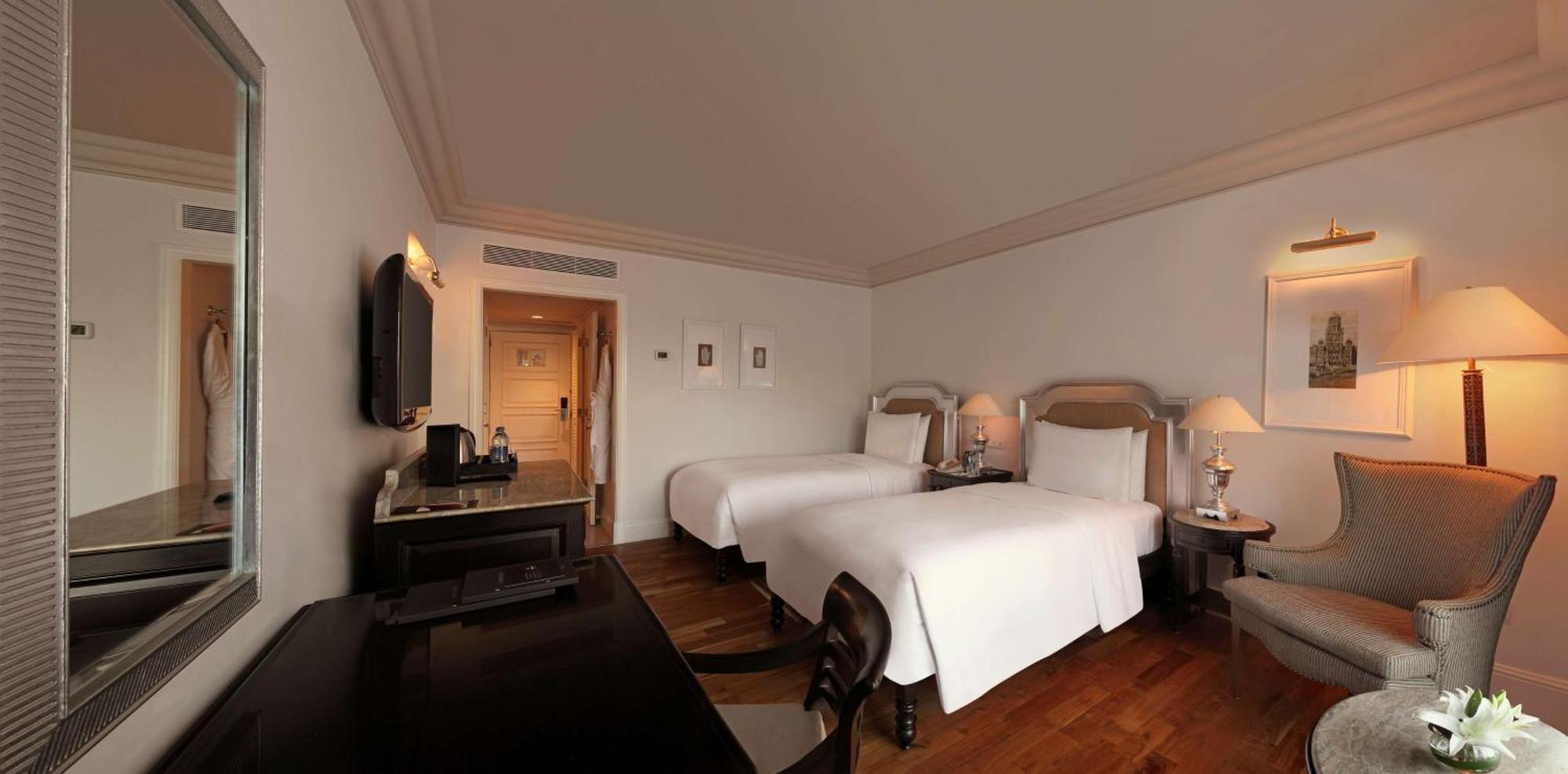 Hilton International Airport 5*