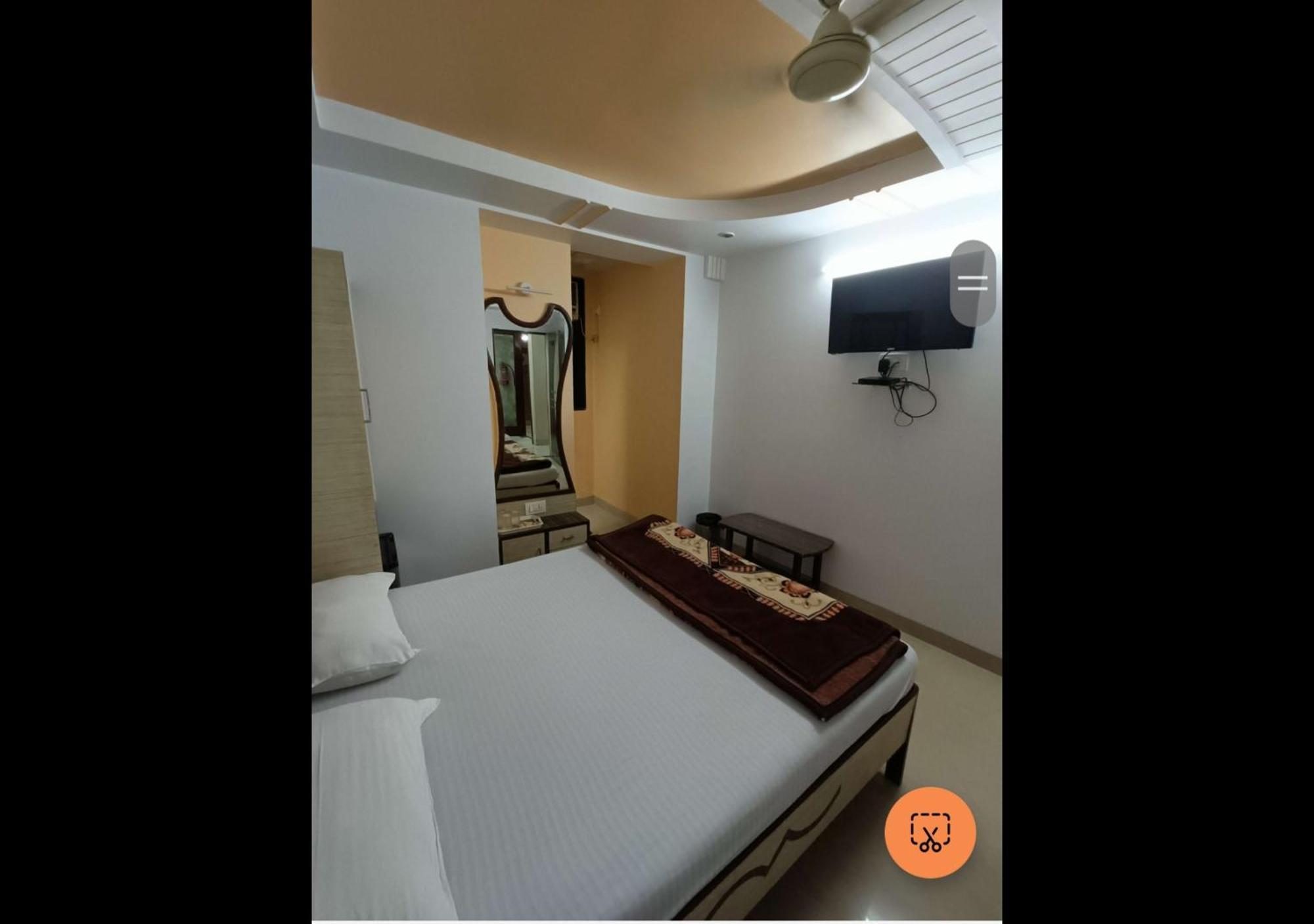 Broadway Colaba 2*