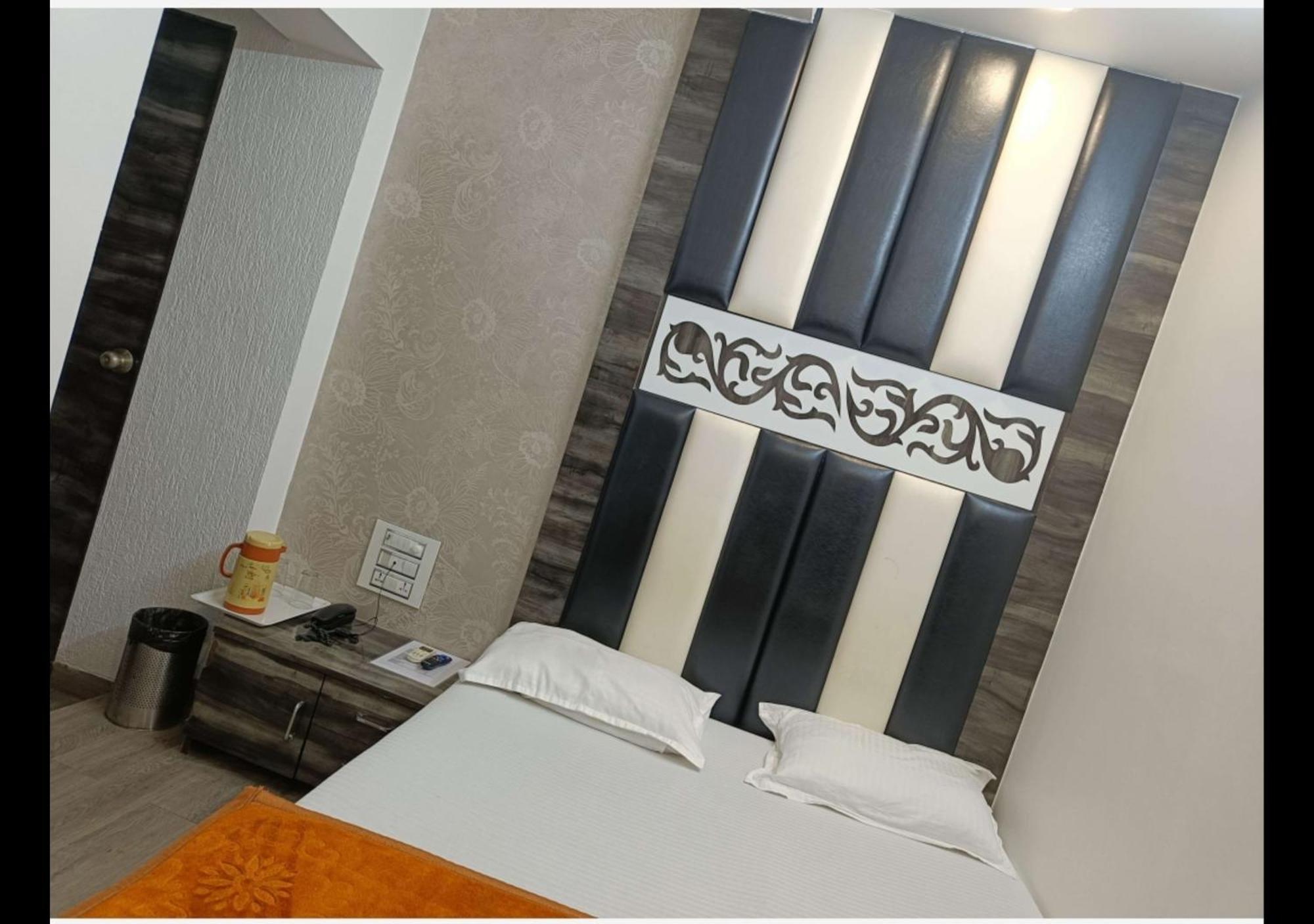 Hotel Broadway Colaba 2*