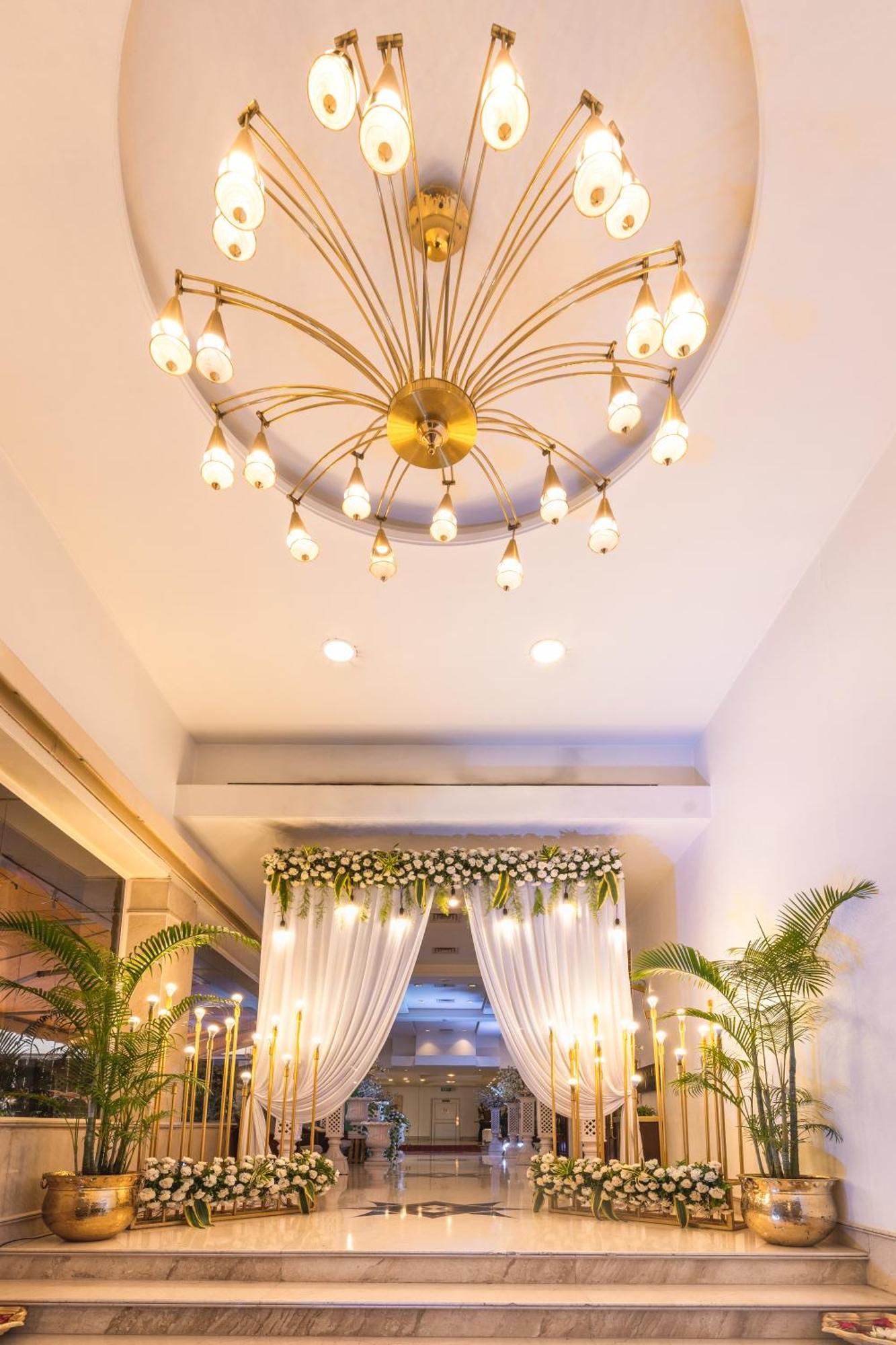 Hotel Kohinoor Continental,airport 4*