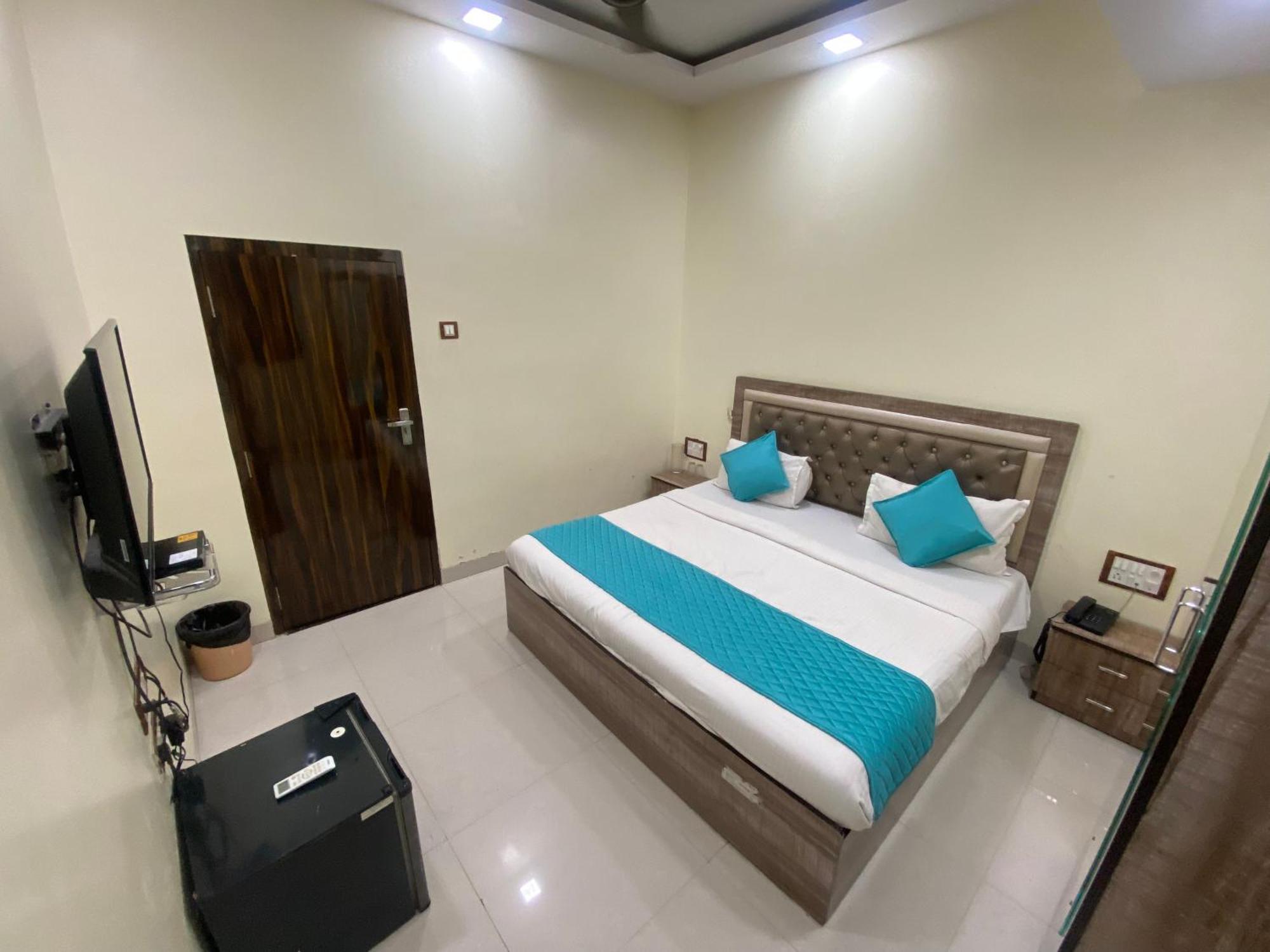 Apsara- Near J J Hospital Hotel 2*