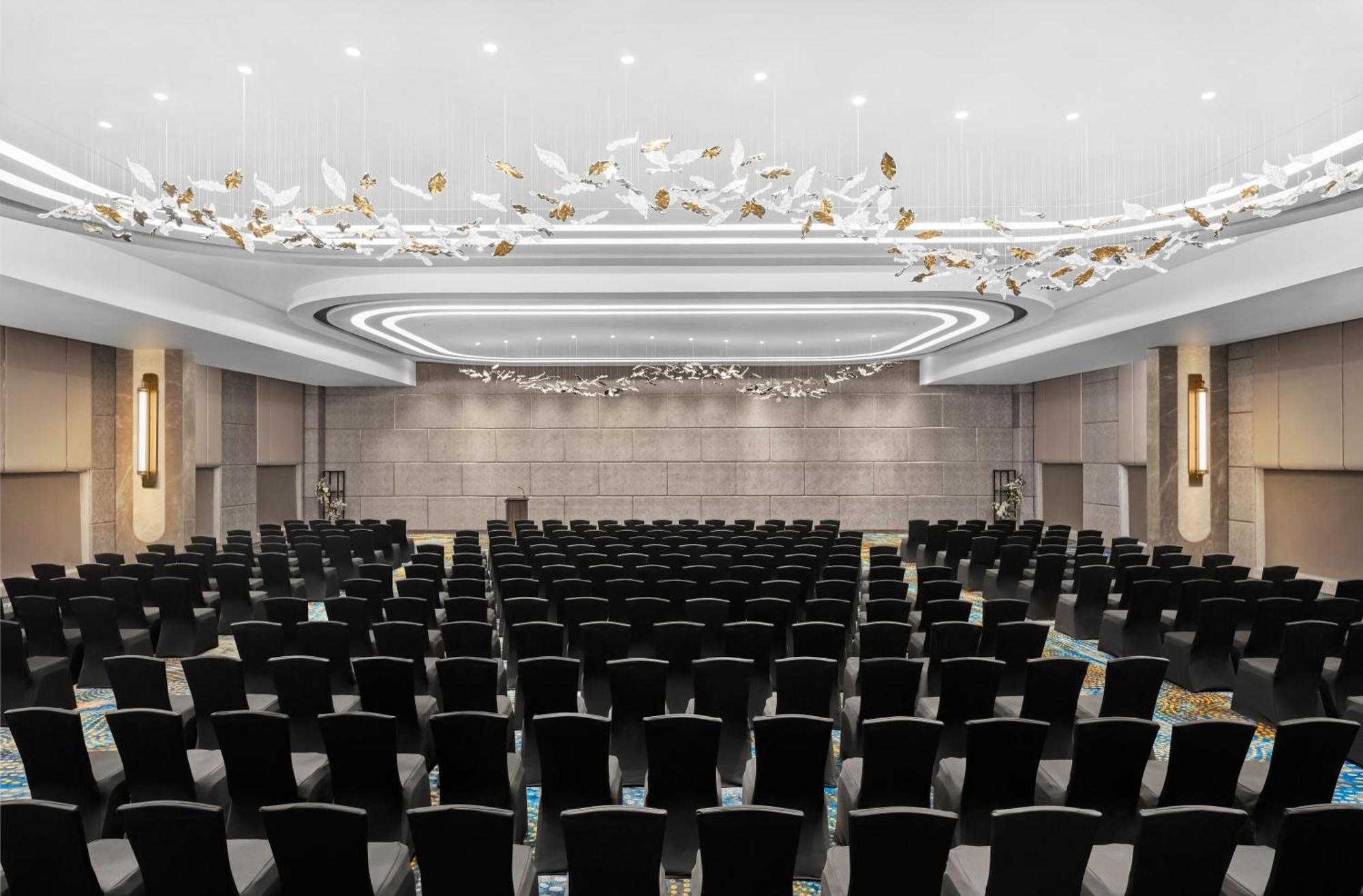 Novotel International Airport 5*