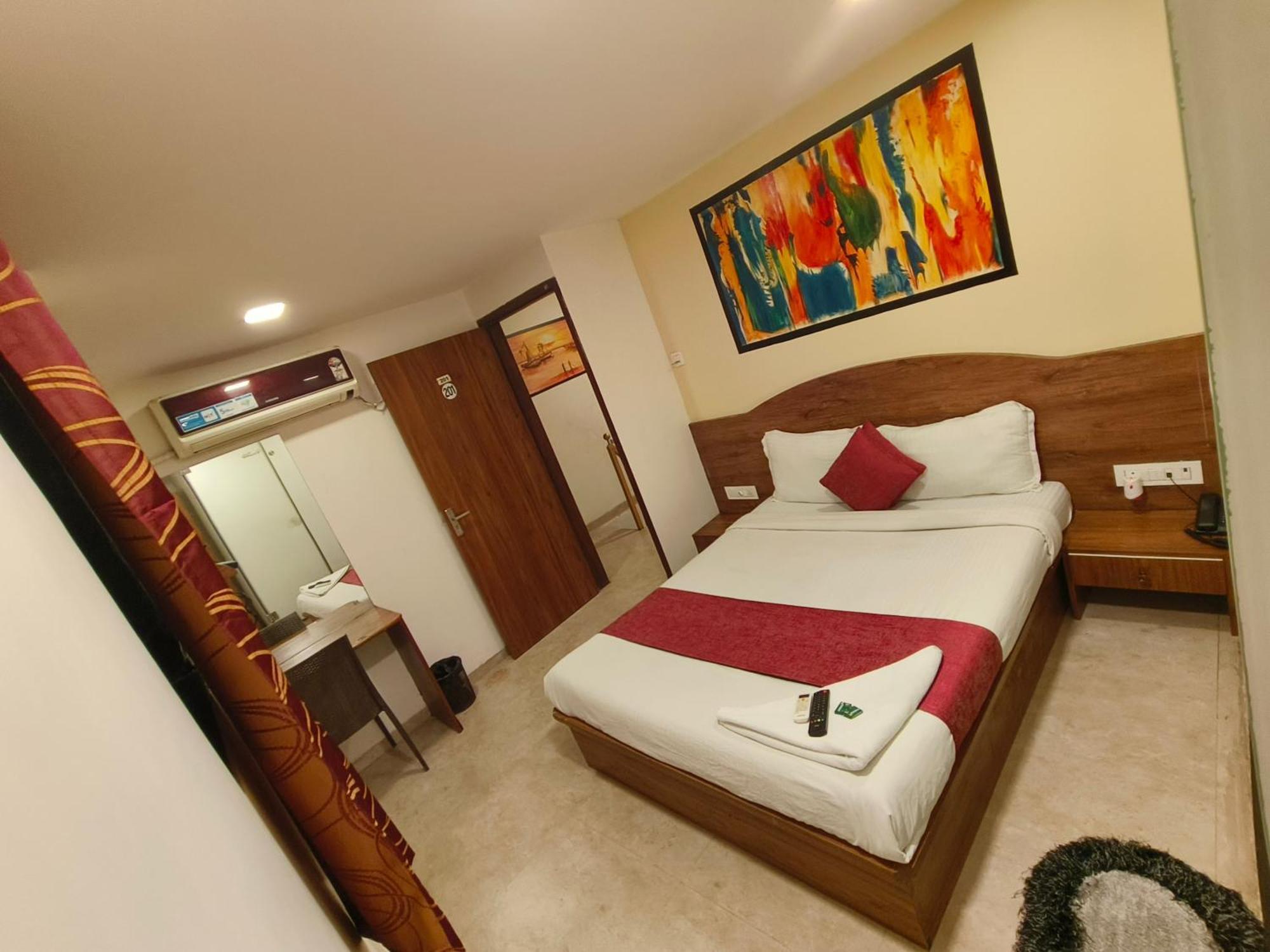 Hotel Crown Juhu 2*