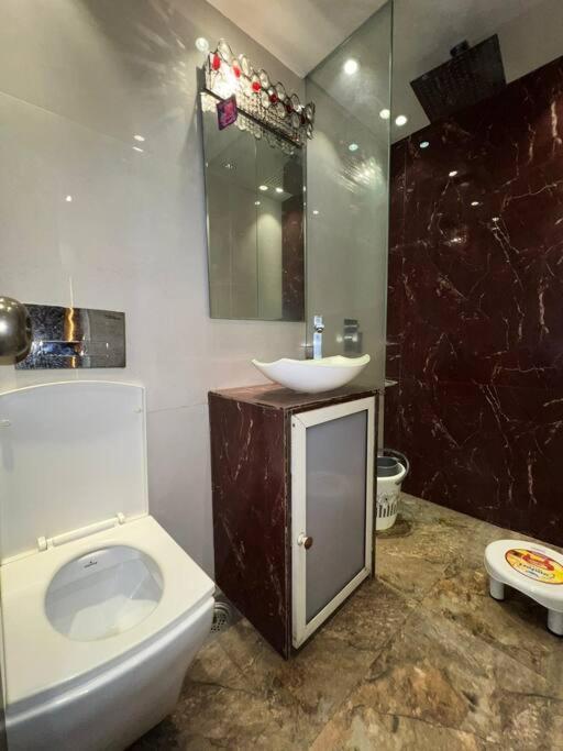 Apartment Modern 2bhk In Main Lokhandwala With Wi Fi *