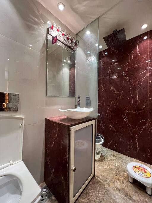 Modern 2bhk In Main Lokhandwala With Wi Fi *