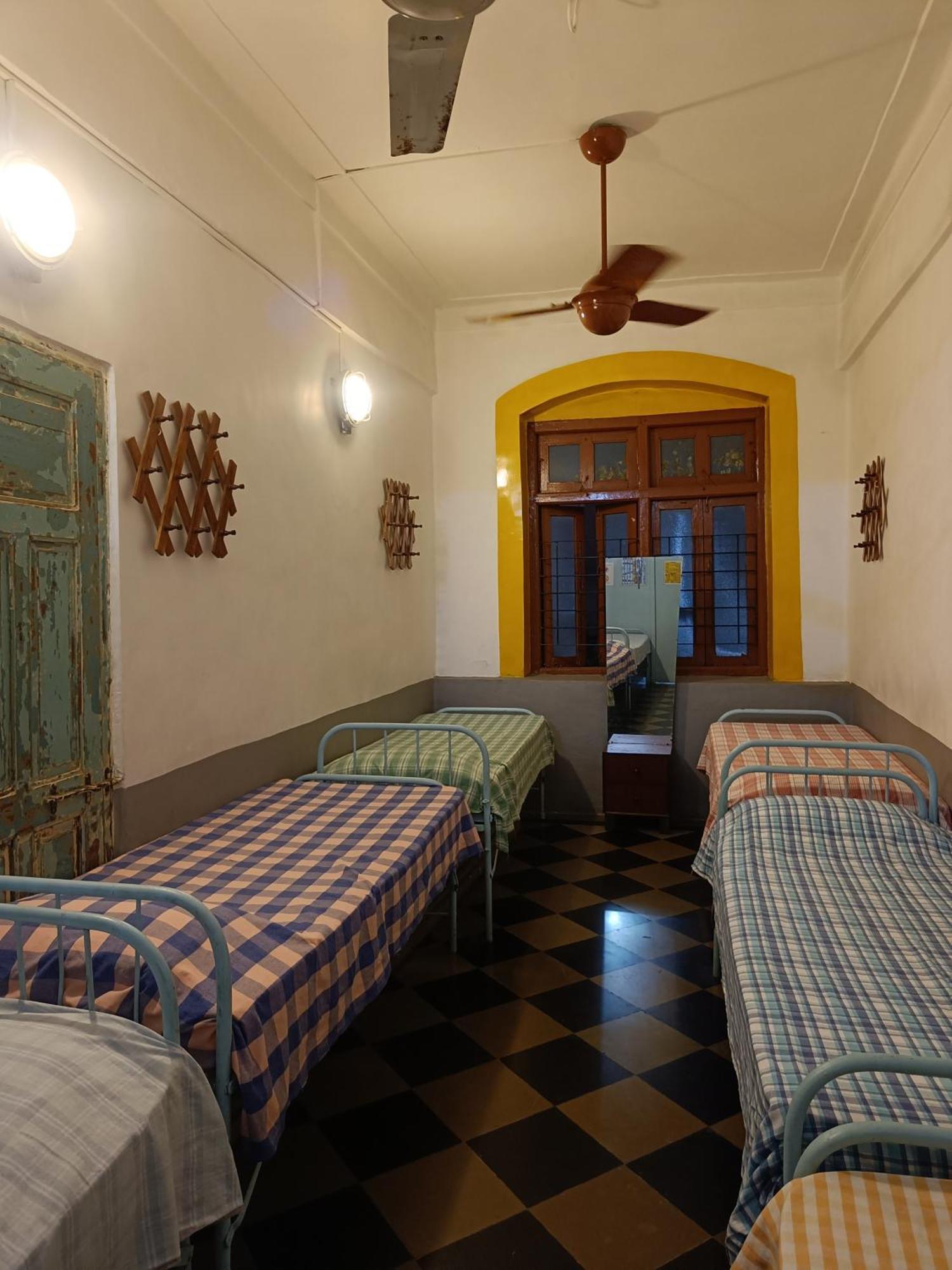Vasantashram Csmt Mumbai, Free Wifi With 1940s Retro Vibe Hostel *