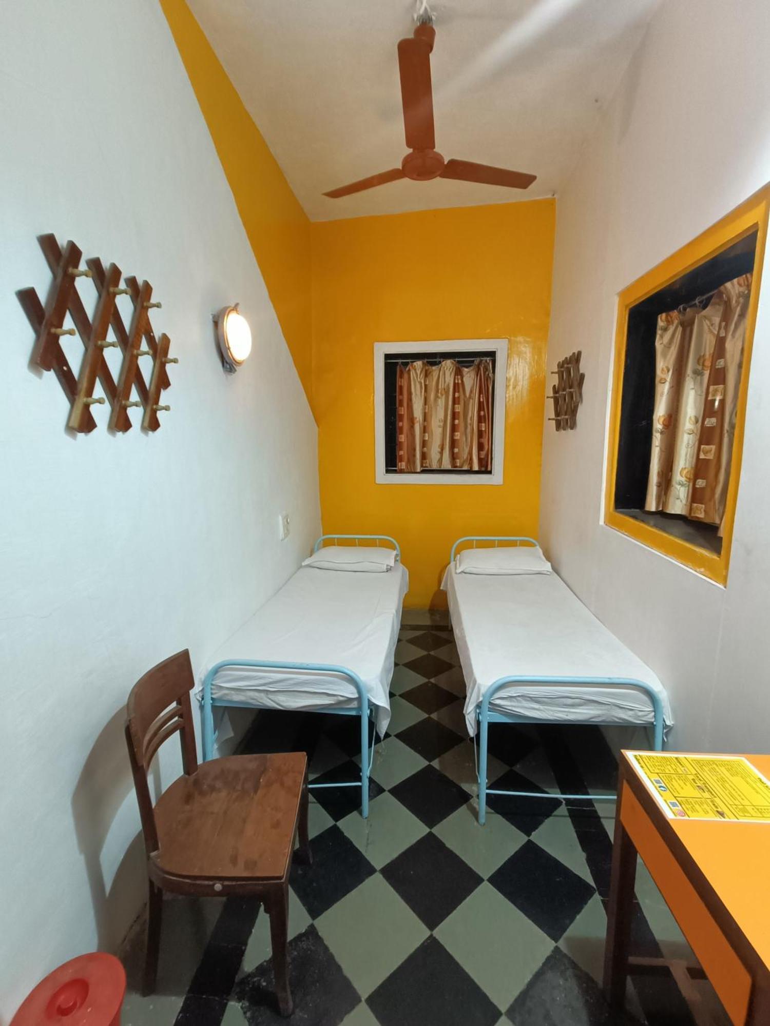 Albergue Vasantashram Cst Mumbai, Free Wifi With 1940s Retro Vibe Mumbai