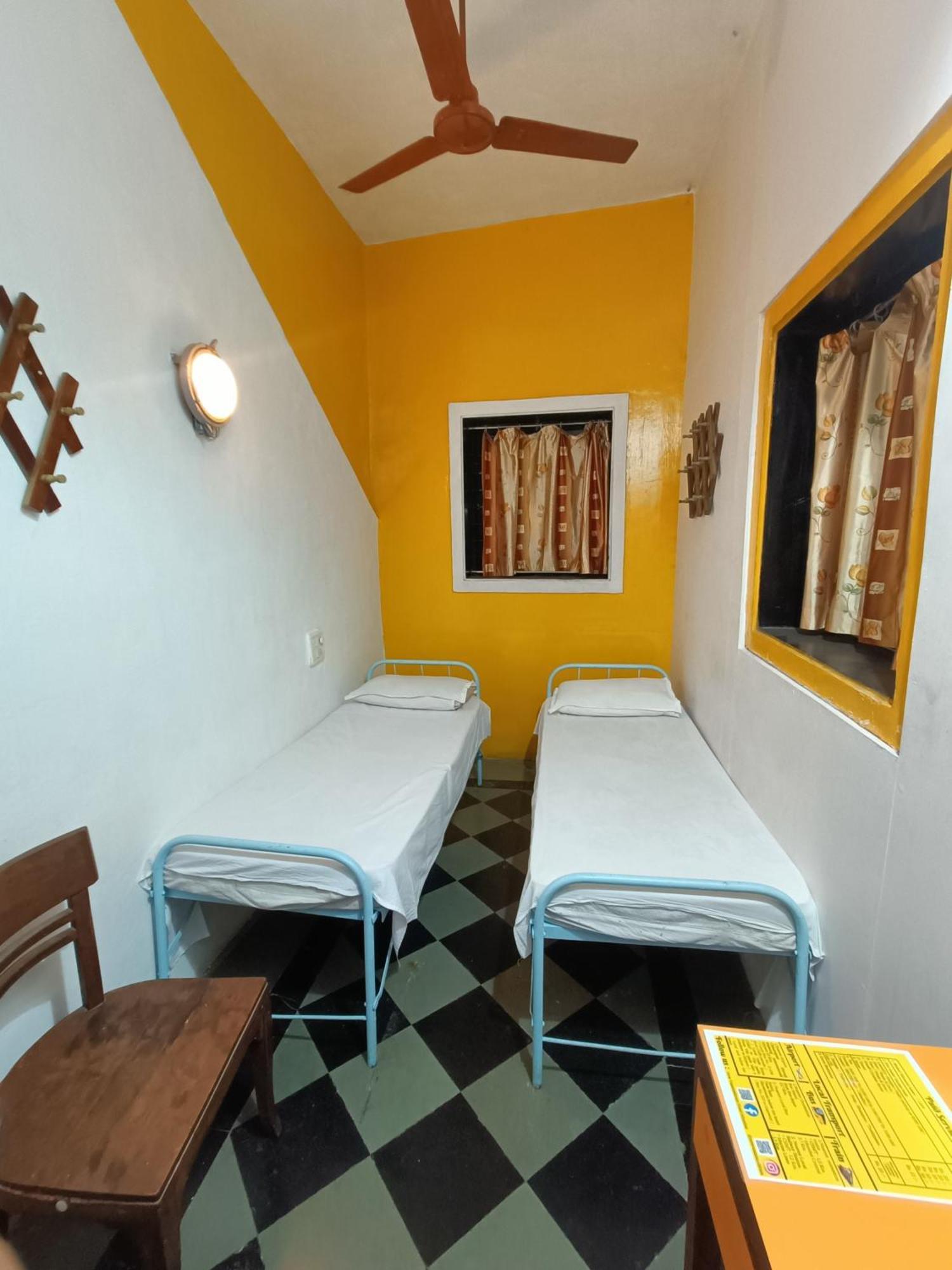 Albergue Vasantashram Cst Mumbai, Free Wifi With 1940s Retro Vibe