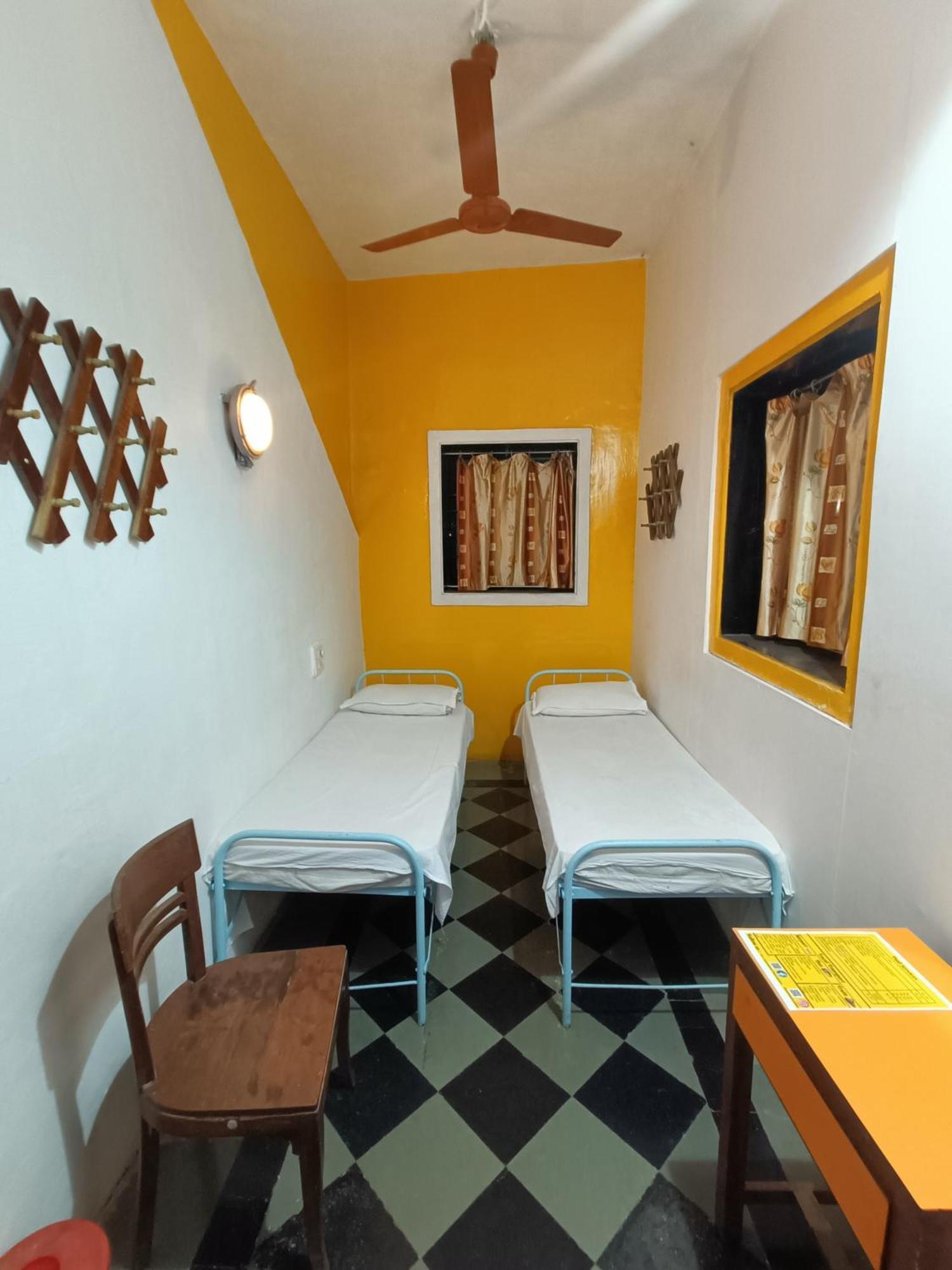 Hostel Vasantashram Csmt Mumbai, Free Wifi With 1940s Retro Vibe *