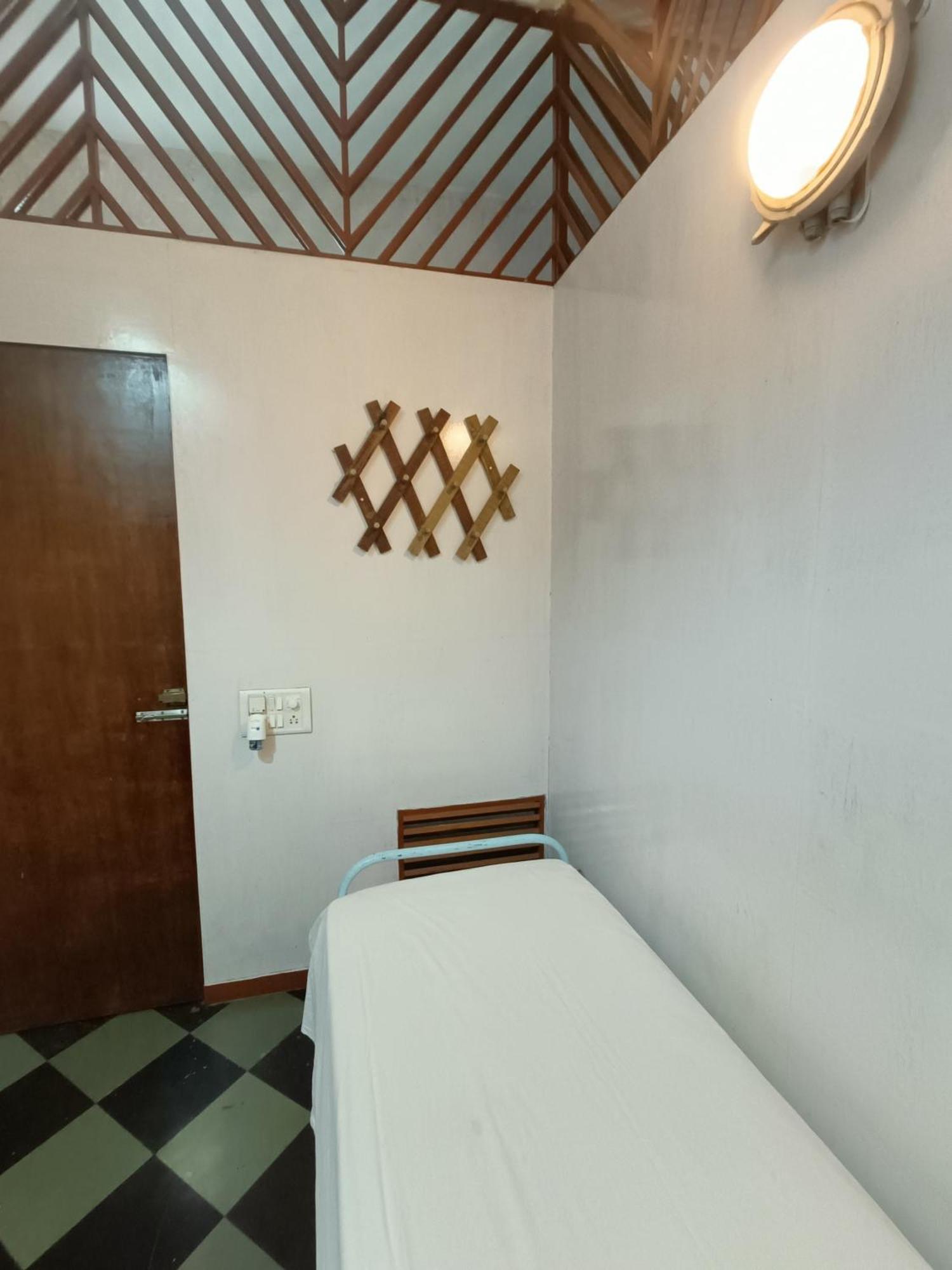 Hostel Vasantashram Csmt Mumbai, Free Wifi With 1940s Retro Vibe *
