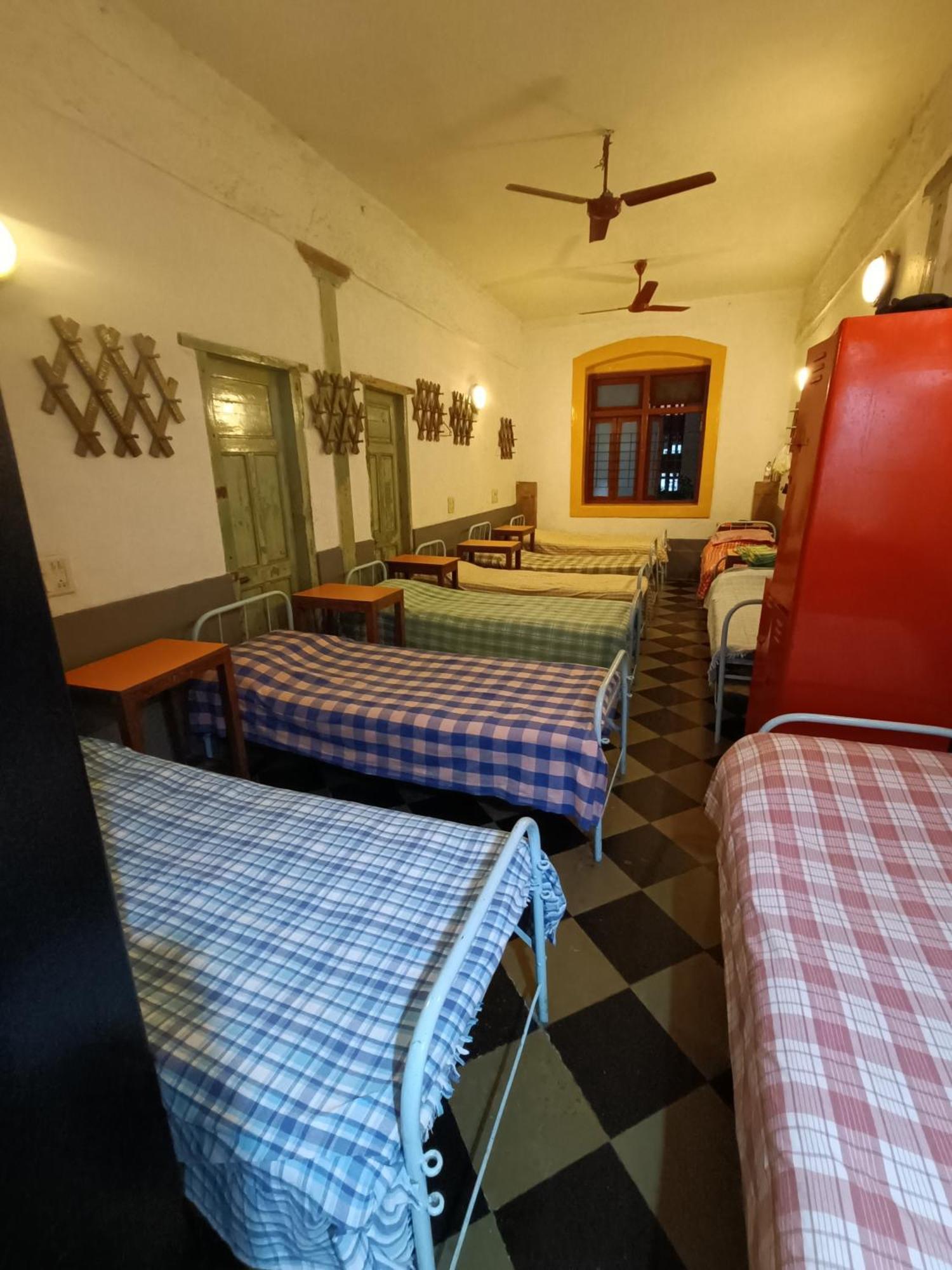 Vasantashram Csmt Mumbai, Free Wifi With 1940s Retro Vibe Hostel *