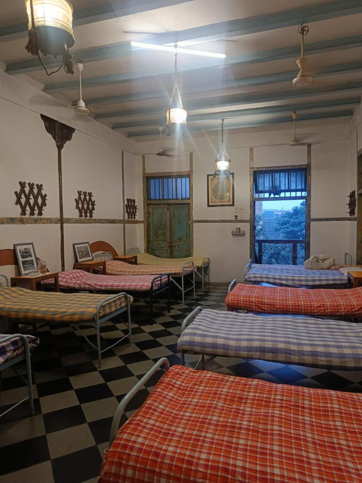 Albergue Vasantashram Cst Mumbai, Free Wifi With 1940s Retro Vibe