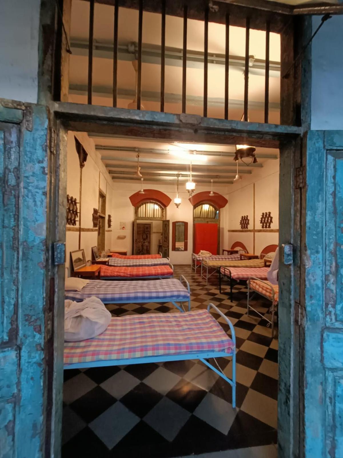 Vasantashram Cst Mumbai, Free Wifi With 1940s Retro Vibe