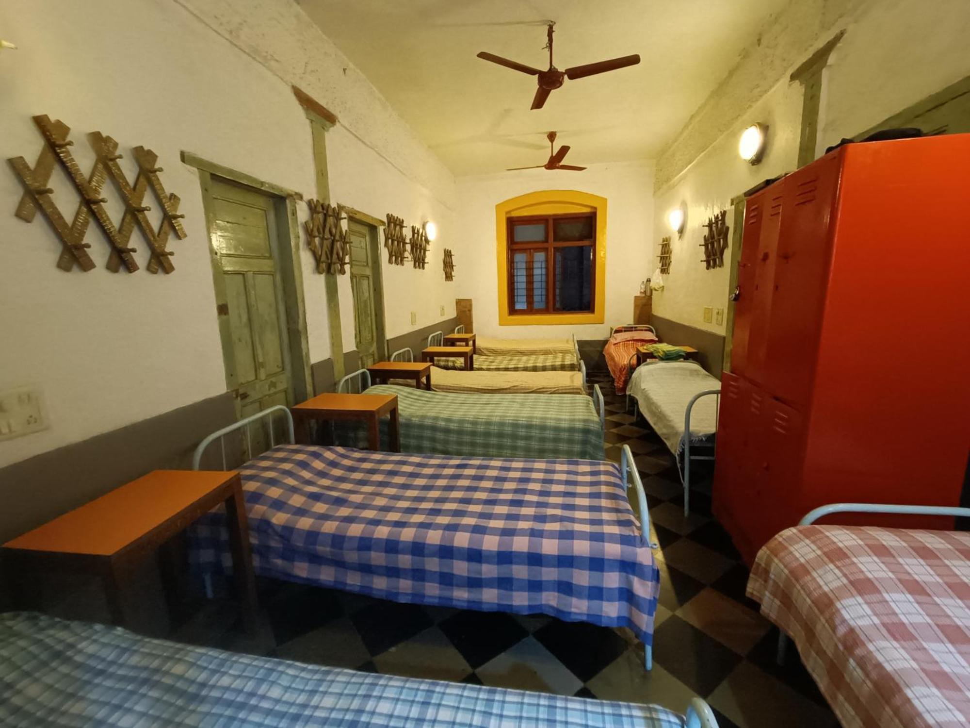 Vasantashram Csmt Mumbai, Free Wifi With 1940s Retro Vibe Hostel *