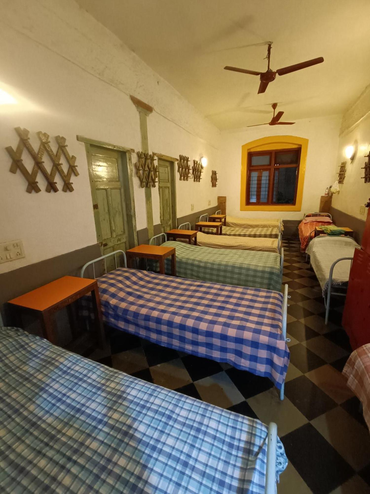 Albergue Vasantashram Cst Mumbai, Free Wifi With 1940s Retro Vibe Mumbai
