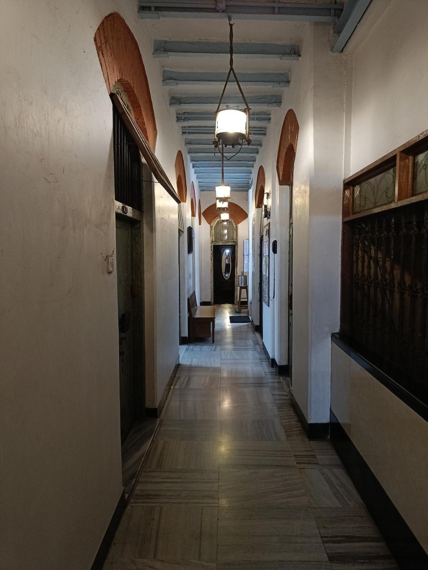 Vasantashram Csmt Mumbai, Free Wifi With 1940s Retro Vibe Hostel *