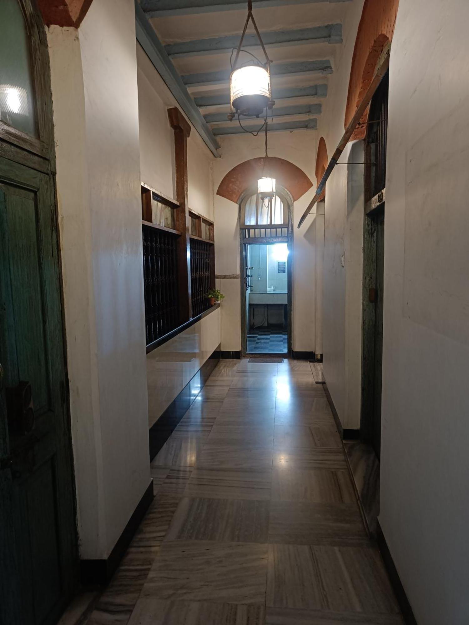 Vasantashram Csmt Mumbai, Free Wifi With 1940s Retro Vibe * Mumbai