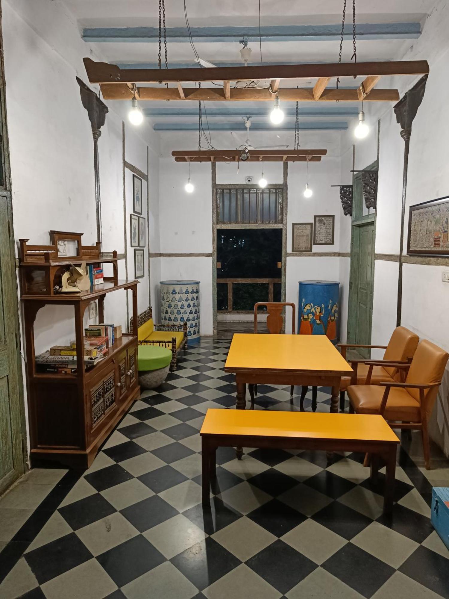 Vasantashram Cst Mumbai, Free Wifi With 1940s Retro Vibe Albergue Mumbai