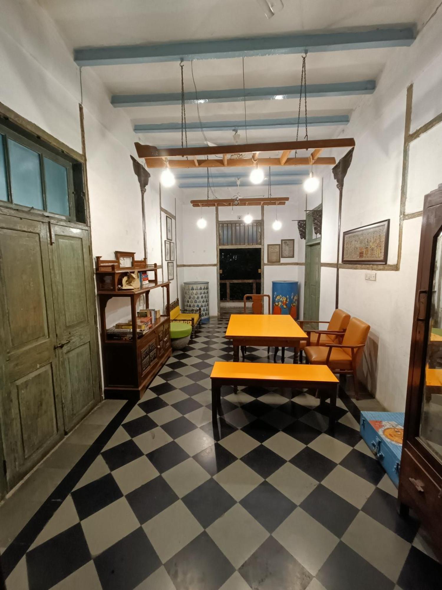 Vasantashram Csmt Mumbai, Free Wifi With 1940s Retro Vibe Hostel