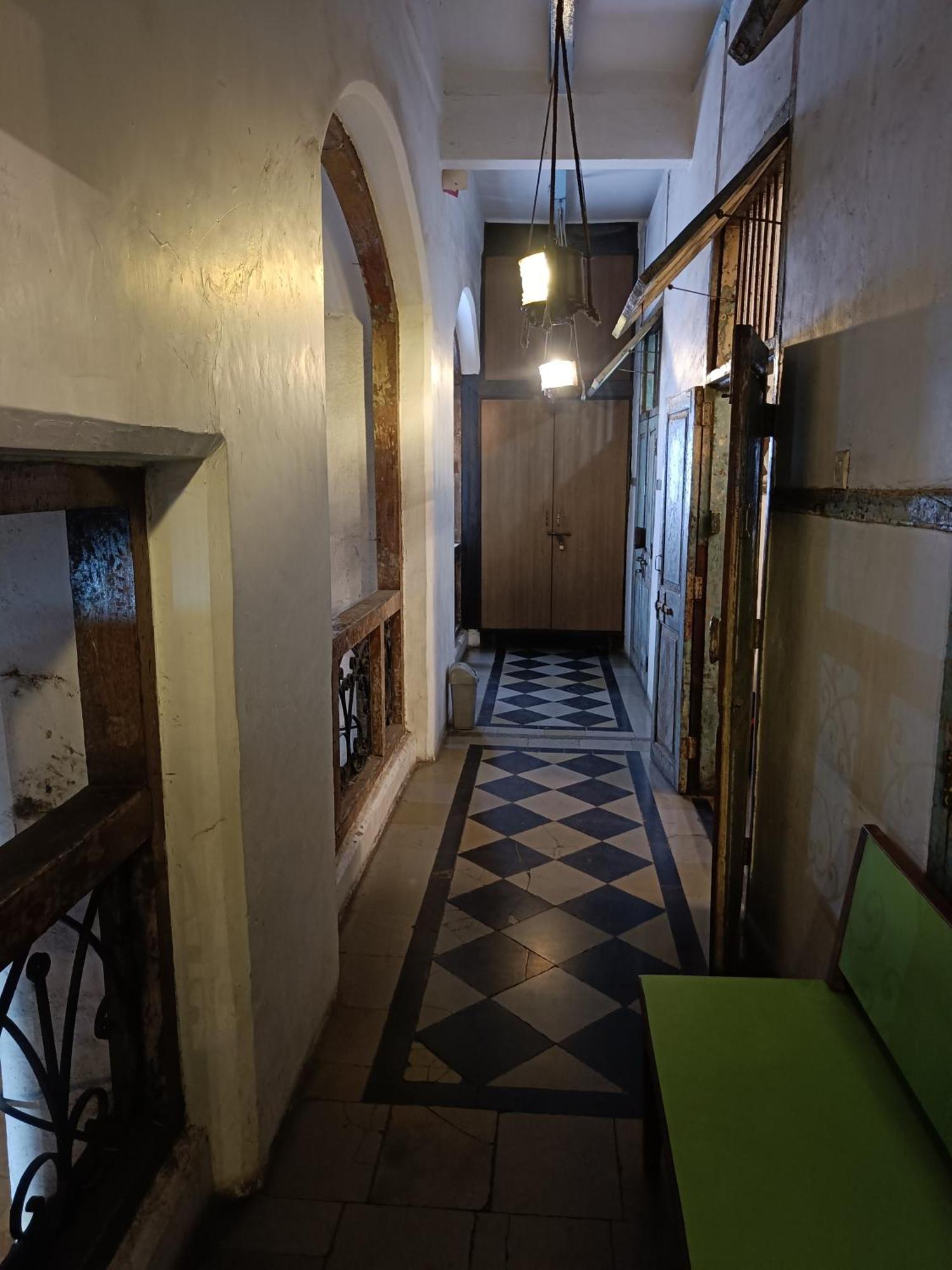 Albergue Vasantashram Cst Mumbai, Free Wifi With 1940s Retro Vibe