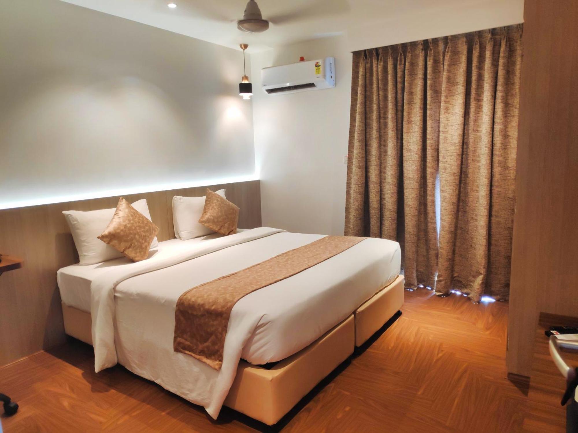 White House By Maxxvalue Service Bandra Apartment