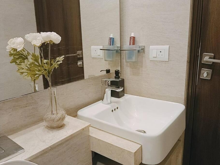 Royal Luxurious 1bhk Flat In Hiranandani Powai Mumbai