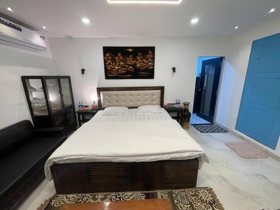 - 27, One Bedroom Apt- Bandra West * Mumbai