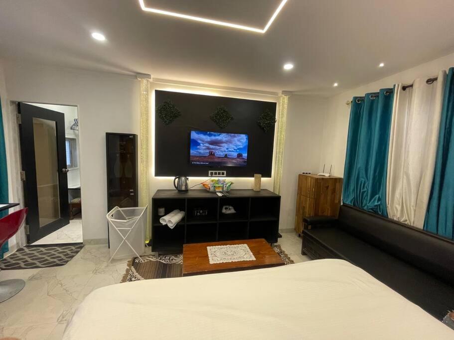 - 27, One Bedroom Apt- Bandra West * Mumbai