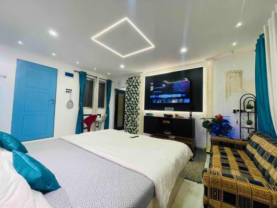 - 27, One Bedroom Apt- Bandra West * Mumbai