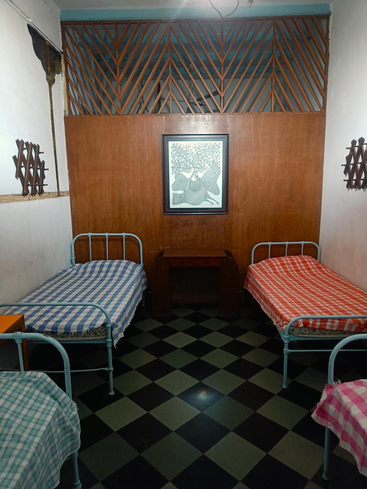 Albergue Vasantashram Cst Mumbai, Free Wifi With 1940s Retro Vibe *