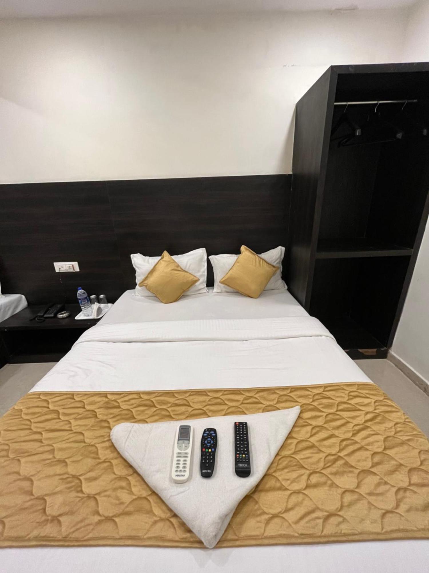 Hotel Wind Flower Regency - Near Kokilaben Hospital Mumbai