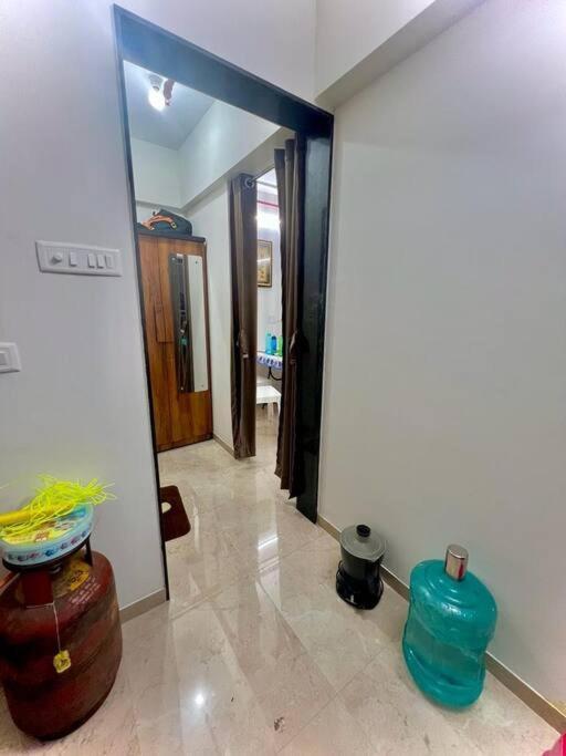 Hillview Comfy Flat In Dahisar Apartment