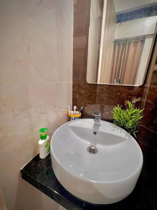 Hillview Comfy Flat In Dahisar Mumbai