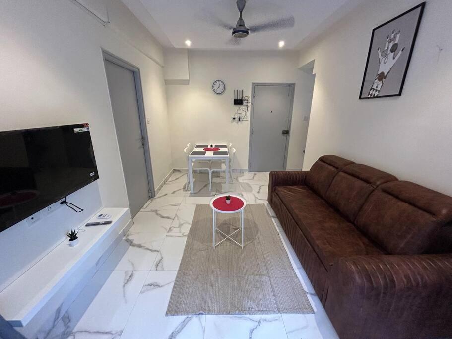Compact 2 Bhk With Balconies Khar West - By Kapishbnb *