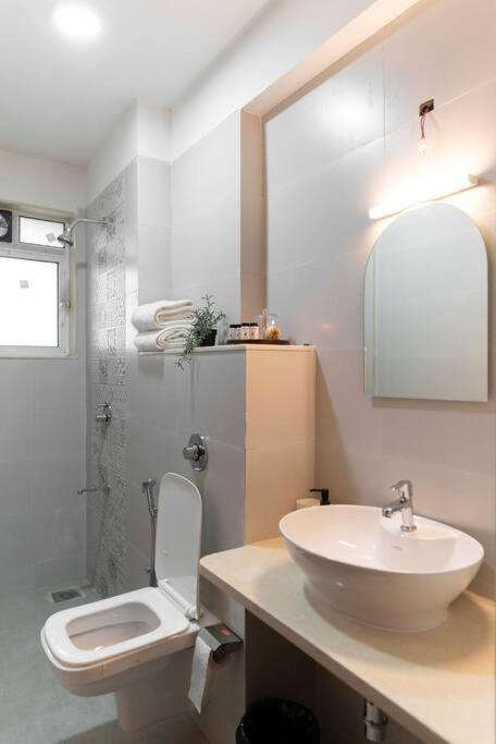 Spacious, Bright, Centre 3bhk Near Airport Apartment