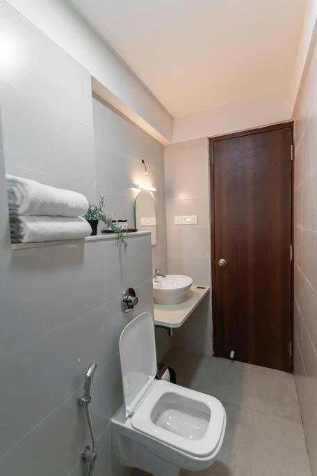 Spacious, Bright, Centre 3bhk Near Airport Apartment