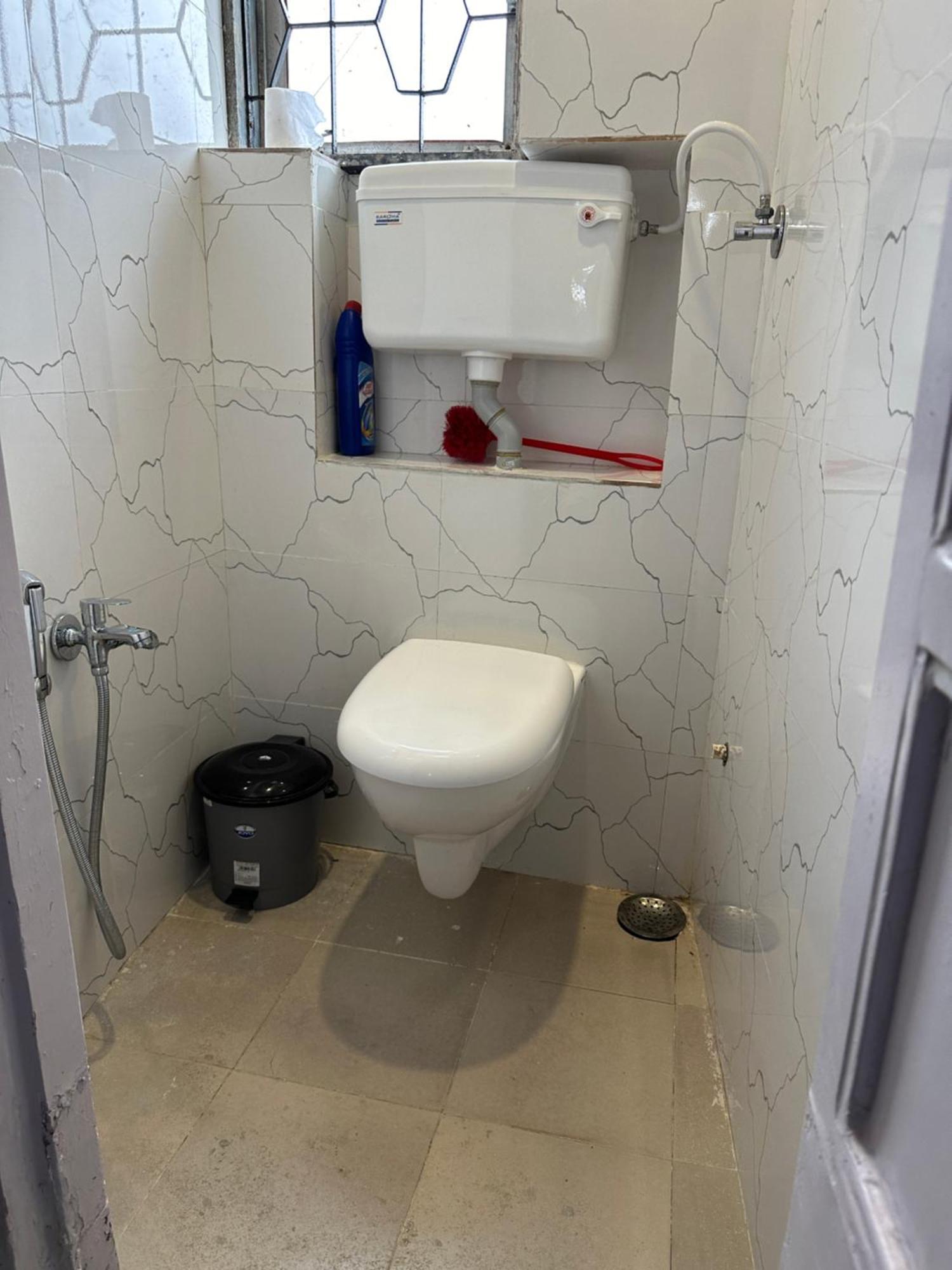 Spacious 2 Bhk With Balcony In Bandra Apartment *