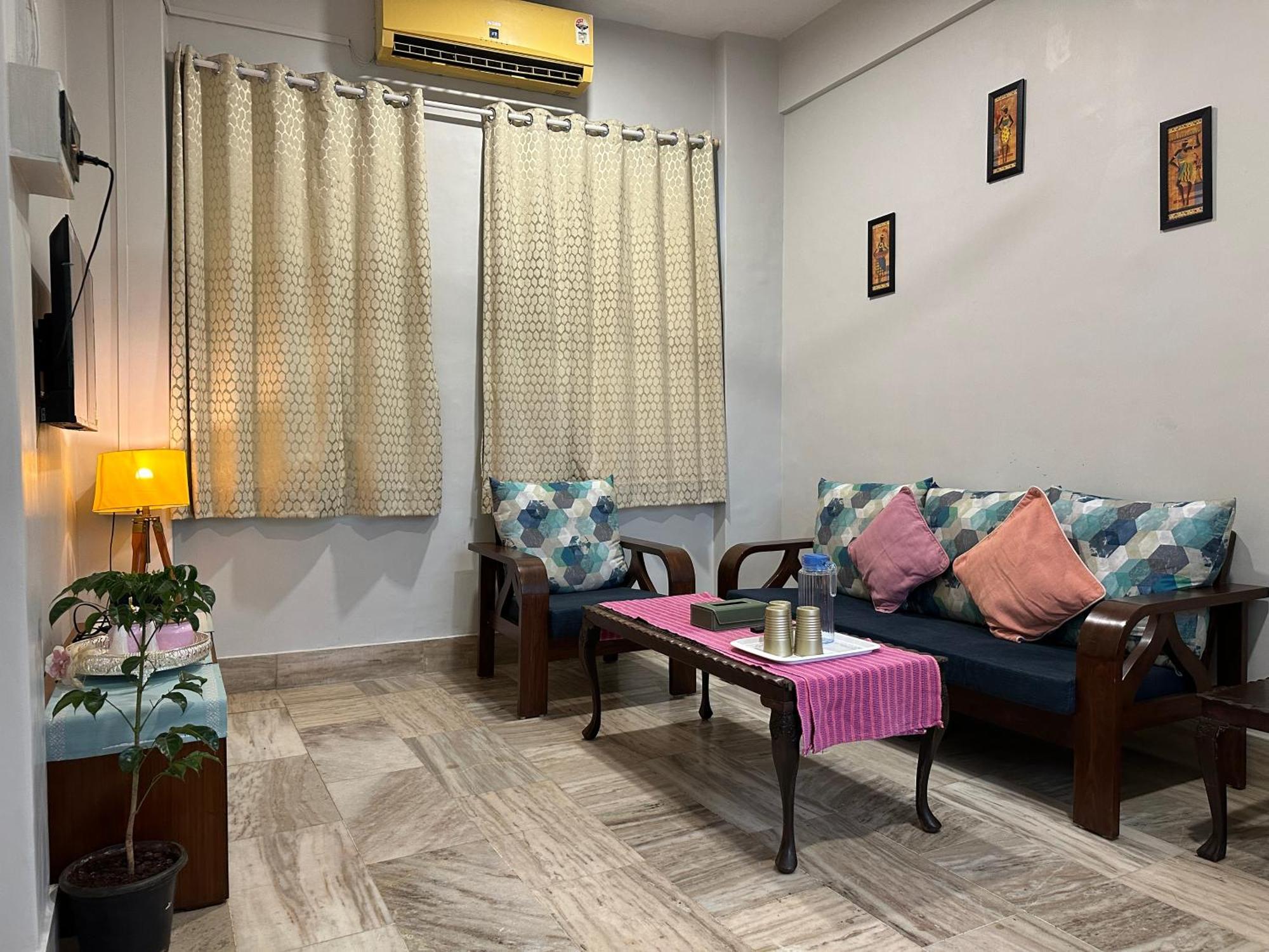 Spacious 2 Bhk With Balcony In Bandra Apartment *