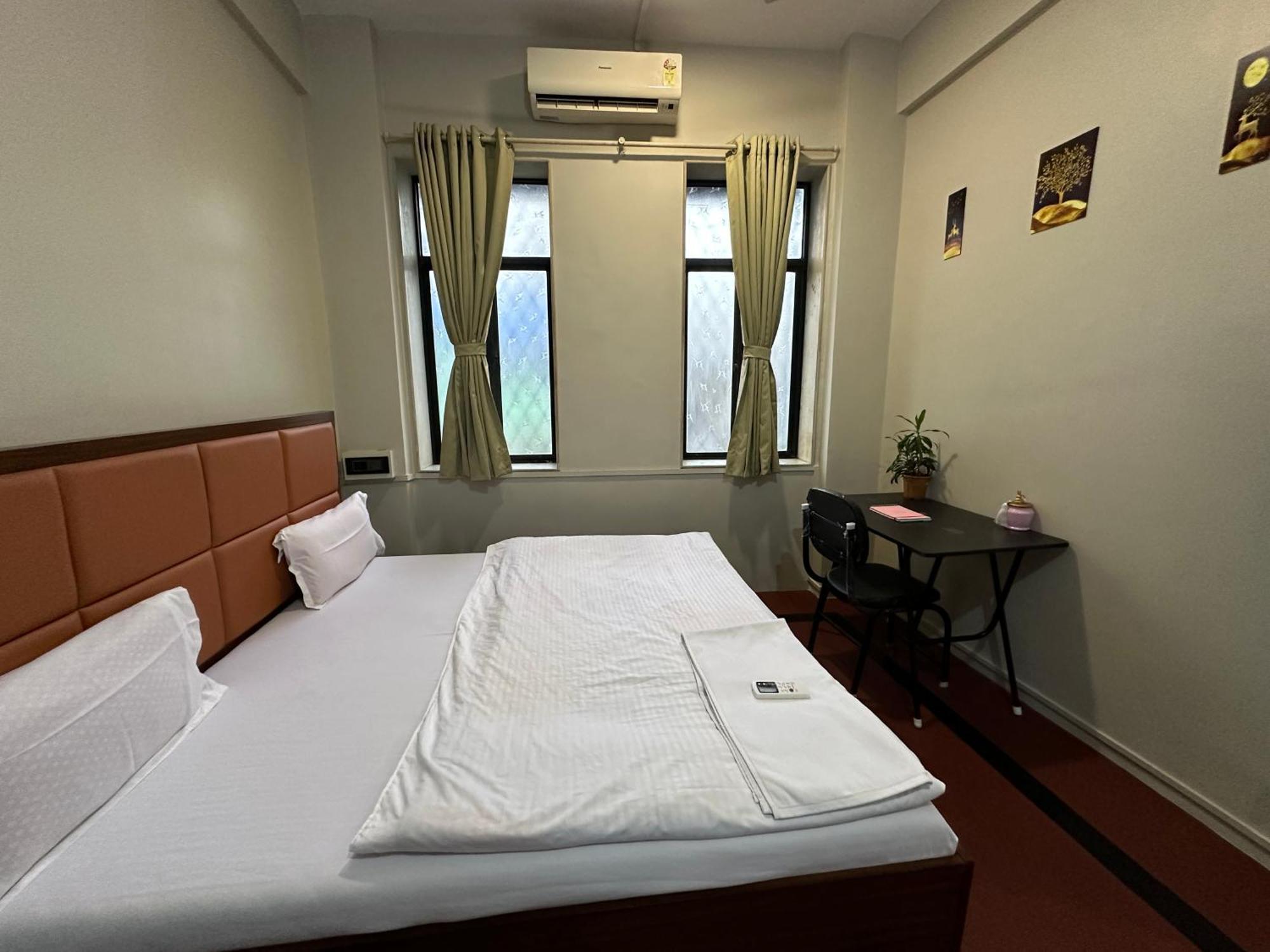 Apartment Spacious 2 Bhk With Balcony In Bandra *